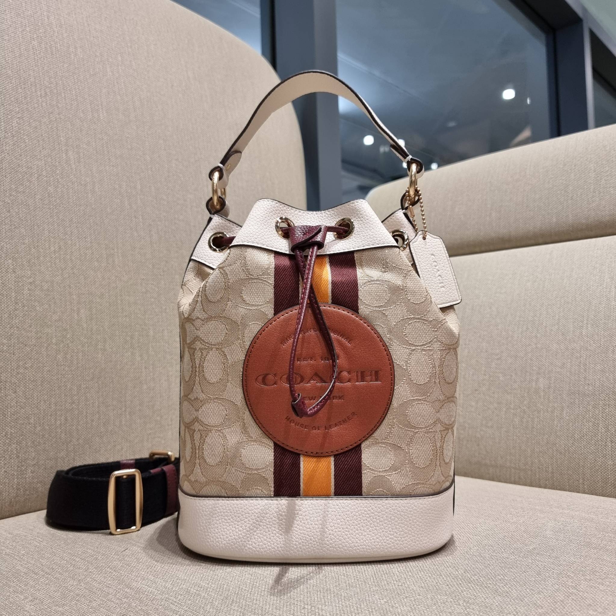COACH C7084 DEMPSEY DRAWSTRING BUCKET BAG IN SIGNATURE JACQUARD WITH STRIPE AND COACH PATCH พี่สาวใบใหญ่สุดสวยมาแล้วจ้า!! กระเป๋าทรงถังไซส์ใหญ่ ที่สาวๆรอคอย ใช้งานง่ายด้วยการรูดหนังปิดรอบปากกระเป๋า ทุกอย่างลงตัวที่สุด!! โดดเด่นด้วยลวดลายสีสันที่ละมุนมาก ว