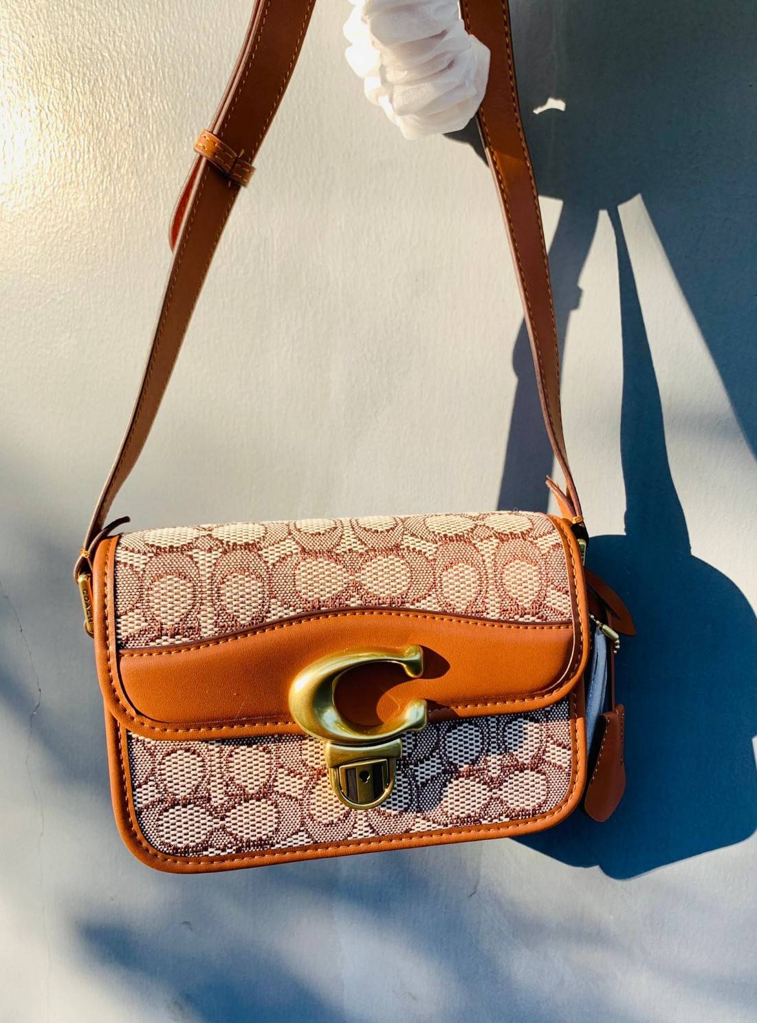 COACH STUDIO SHOULDER BAG 19 IN SIGNATURE JACQUARD ((C7937)) พร้อมส่งที่ไทย ยังไงต้องมีแล้วล่ะสาวๆๆ กระเป๋าสะพายแบบครอสบอดี้ร์ วัสดุJacquard ทอลายแบรนด์+หนังแท้ ได้ลงตัว ลุคคลาสสิค ดูดีมากๆค่ะ ด้านหน้าประดับด้วยโลหะโลโก้แบรนด์ตัวใหญ่ หรู พร้อมที่เปิดปิดแบ