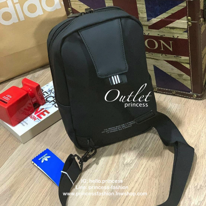 Adidas Originals 3D Mini Airline Waist Bag กระเป๋าสะพายสไตล์สปอร์ตทรงคาดอกรุ่นใหม่ดีไซน์สุดฮิตสไตล์ ISSEY MIYAKE เปิดปิดด้วยซิปคู่ปั้มโลโก้แบรนด์ ภายในสกรีนโลโก้ ช่องกว้างมีช่องใส่มินิไอแพค ใส่กระเป๋าสตางค์ยาวได้ ผลิตจากวัสดุที่โปร่ง ป้องกันการอับชื้นได้ด