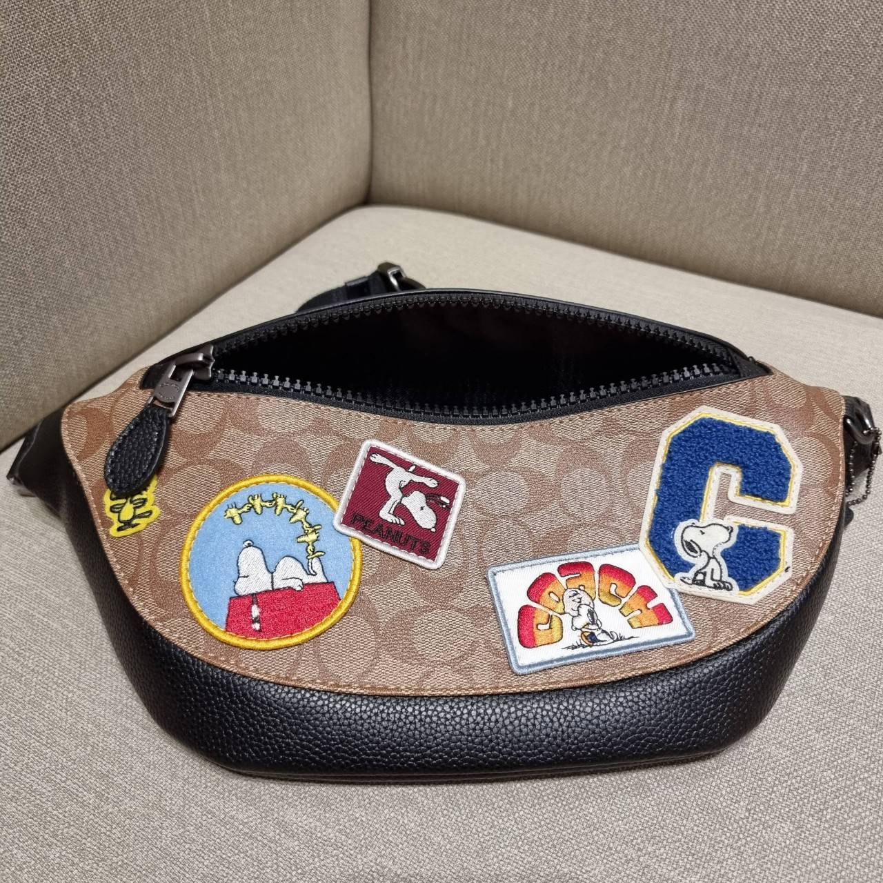 COACH C4028 COACH x PEANUTS WARREN BELT BAG IN SIGNATURE CANVAS WITH VARSITY PATCHES กระเป๋าคาดอกไซส์ใหญ่ คอลเลคชั่นยอดฮิต!! เป็นรุ่นสุดยอดของความคลาสสิค ขนาดสะพายกำลังเท่ คูลๆ ใช้งานง่าย ได้ทั้งหนุ่มๆและสาวๆ วัสดุหนังแคนวาสเคลือบลายสลับหนัง pepble น่าใช้