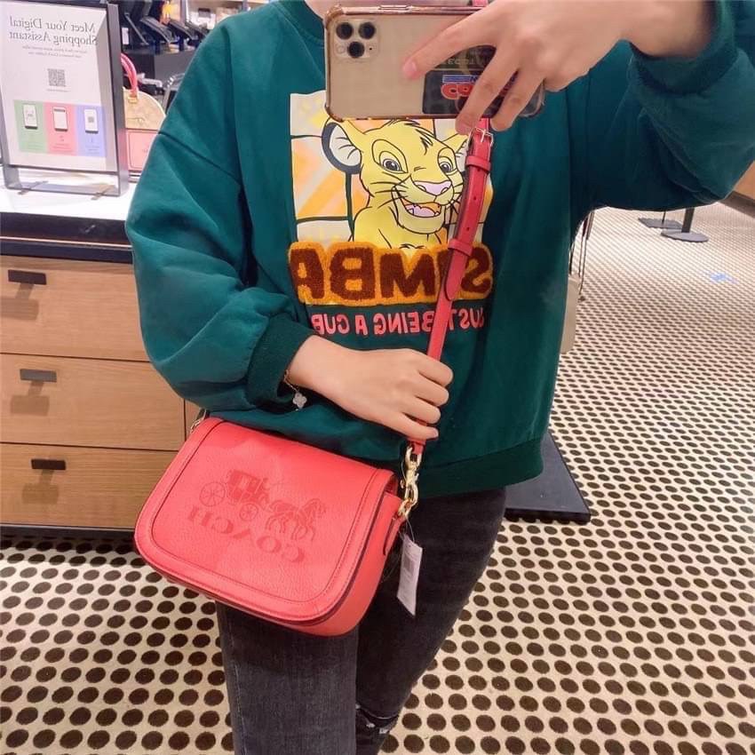 OUTLET 】COACH SADDLE BAG WITH HORSE AND CARRIAGE (COACH C4058) หนังกรวดละเอียดภายในกระเป๋ามัลติฟังก์ชั่น กระดุมแม่เหล็ก ซับในผ้านอกกระเป๋าเปิด สายสะพายถอดได้ สายสะพายยาว 22" สำหรับสะพายไหล่หรือ crossbody