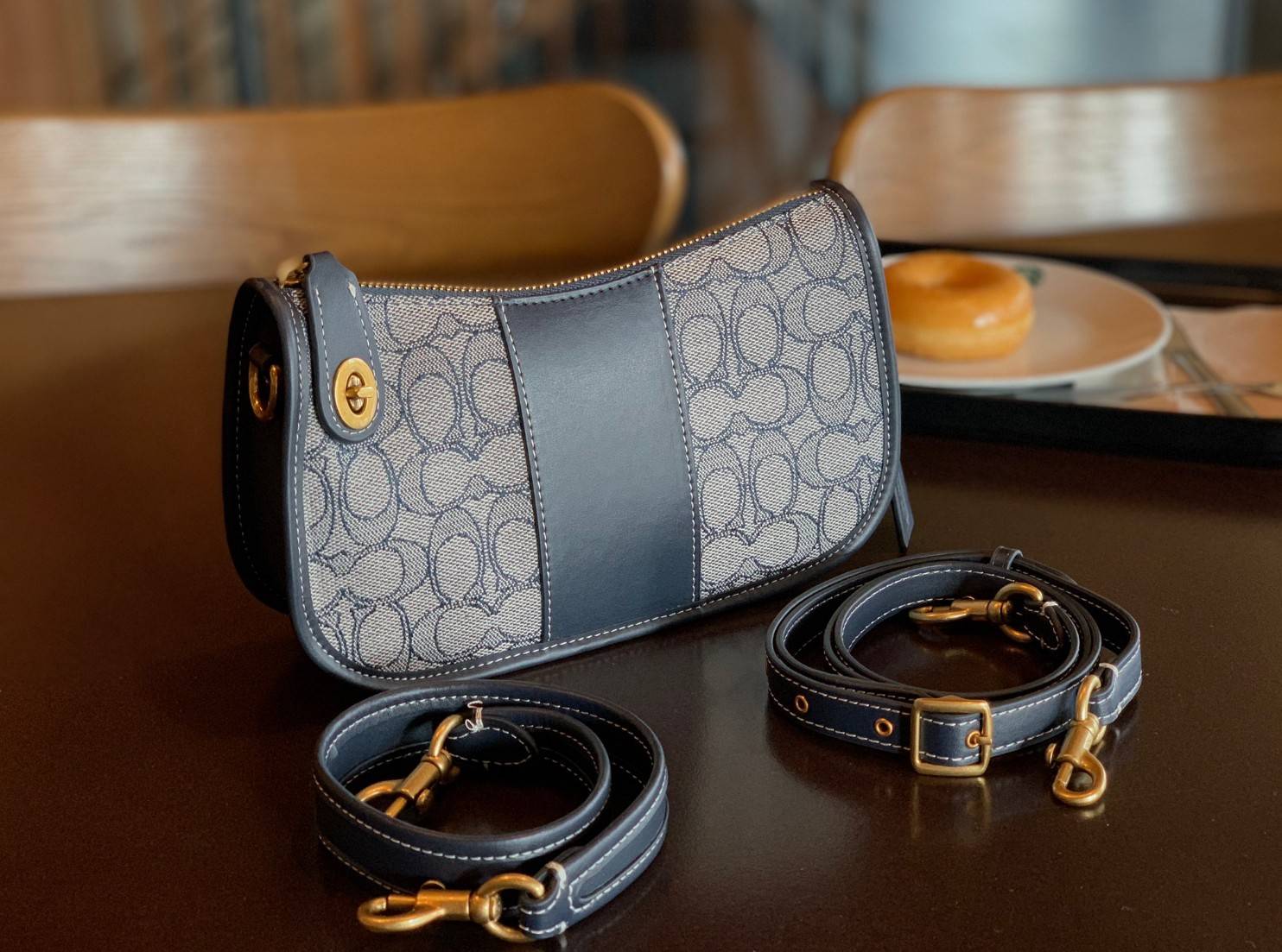 COACH SWINGER BAG IN SIGNATURE JACQUARD ((C0721))