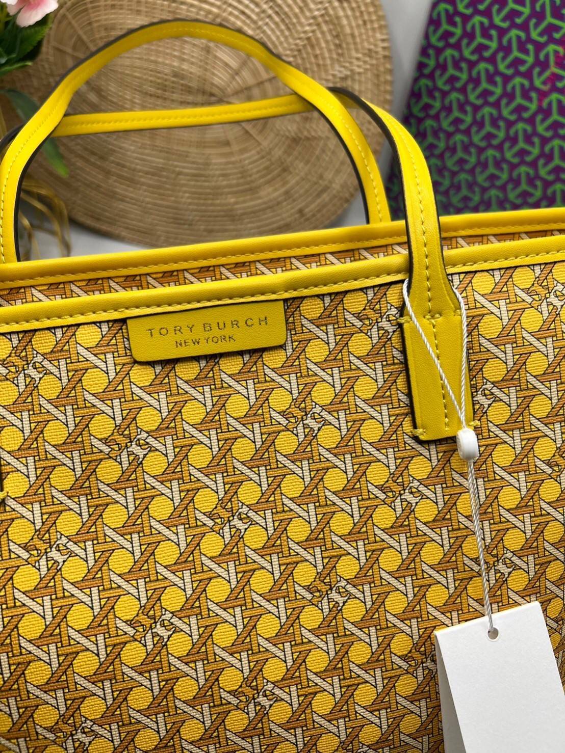 Tory Burch Ever Ready Zip Tote Small Coated Canvas / Tory Burch Geo Logo Tote กระเป๋าโท้ท พิมพ์ลายด้วยลวดลายสานตะกร้าอันเป็นเอกลักษณ์ของแบรนด์ ซึ่งได้แรงบันดาลใจจากความหลงใหลในงานจักสานของผู้ก่อตั้ง