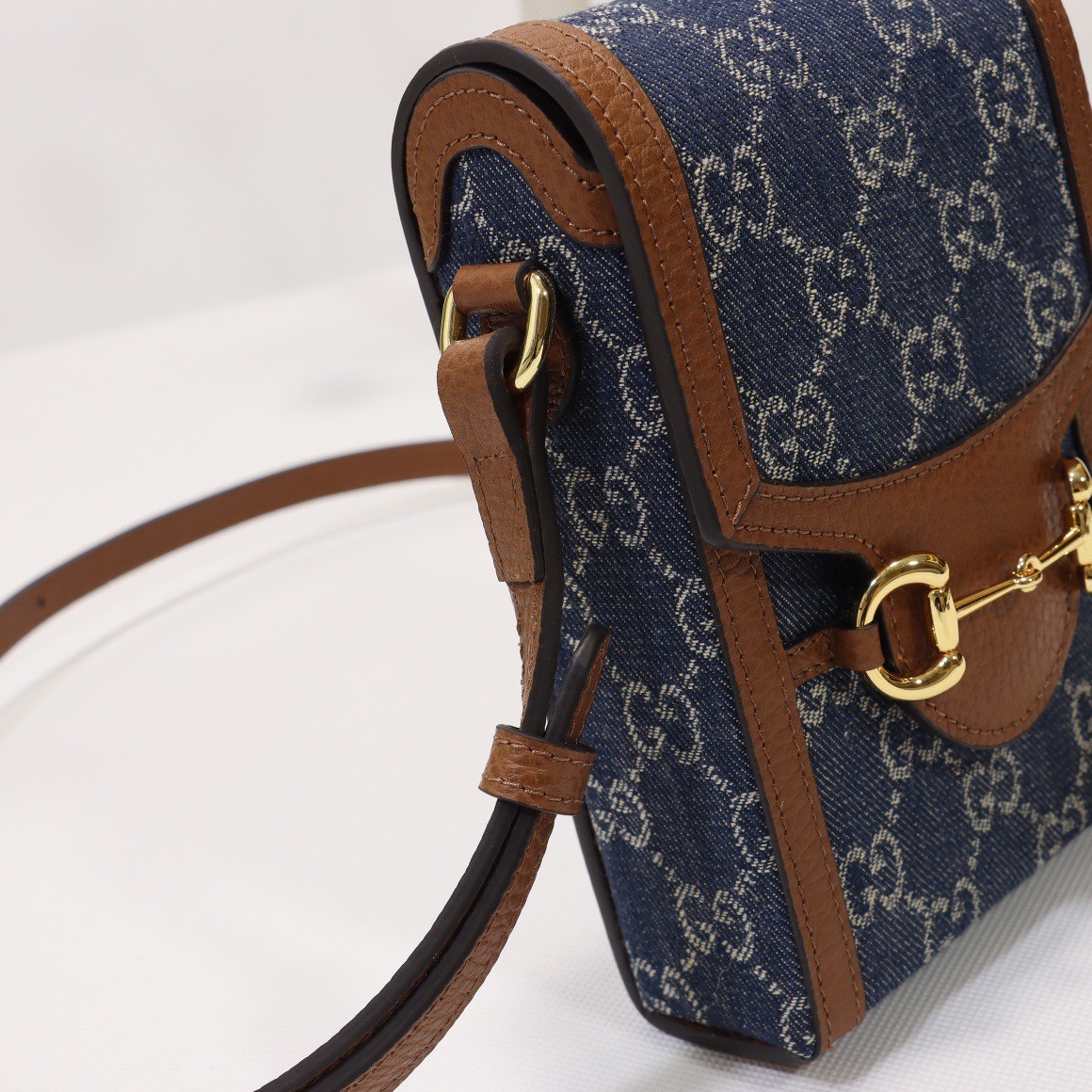 Gucci Horsebit 1955 mini bag / Gucci Phone Bag ออริจินอล เกรดสลับใช้แทนใบจริงได้ รุ่นยอดฮิต ไซส์มินิ ที่ใครๆก็ต้องรู้จัก!! กับกระเป๋าขนาดมินิในรูปแบบผ้าแจ็คการ์ดสีขาวงาช้างและน้ำเงิน ได้รับแรงบันดาลใจมาจากดีไซน์ดั้งเดิม ซึ่งแอคเซสเซอรี่นี้โดดเด่นด้วยรายละ