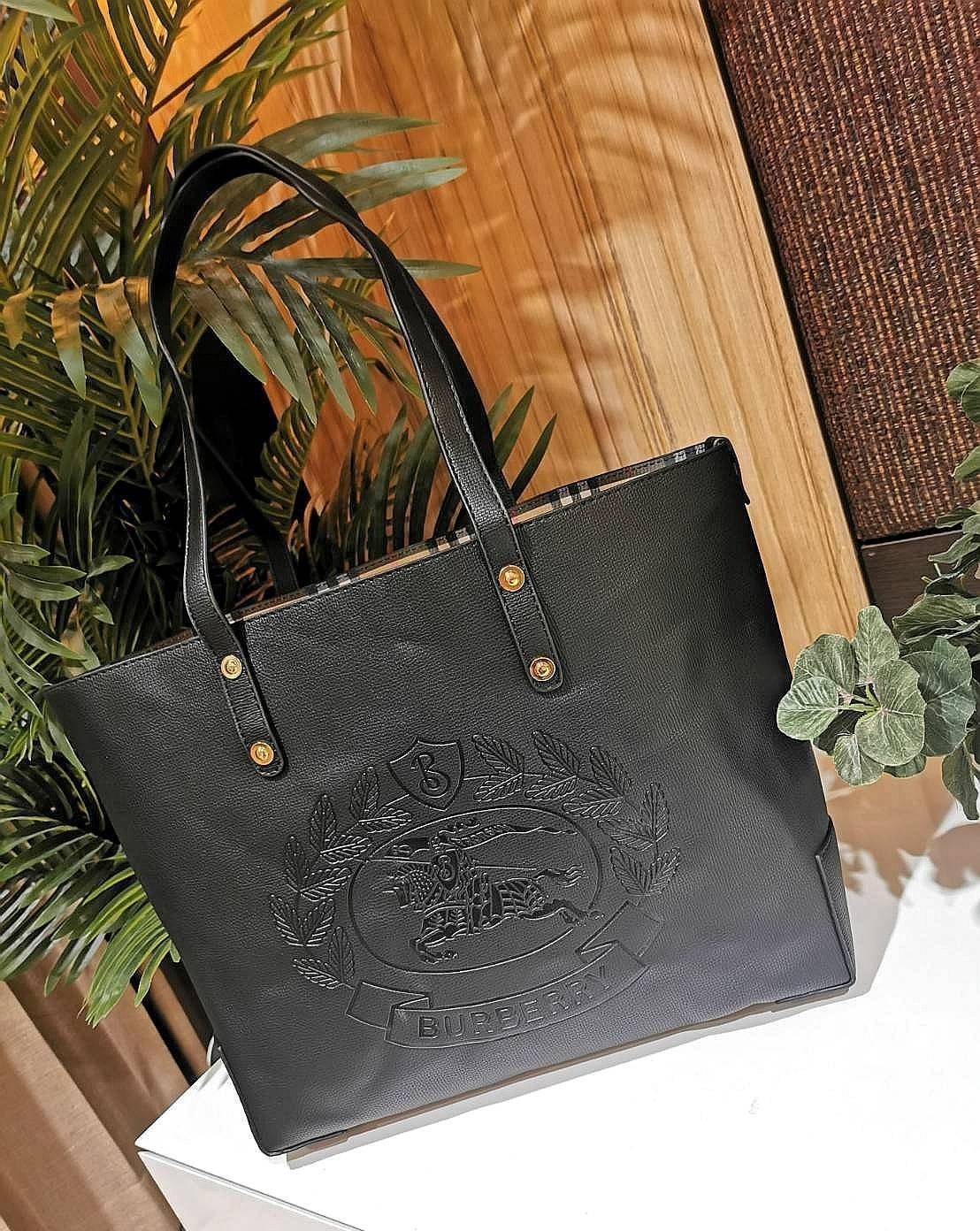 VIP 】BURBERRY FRAGRANCES TOTE BAG VIP GIFT WITH PURCHASE (GWP) พรีเมี่ยมกิ๊ฟ Limited Edition จาก BURBERRY PERFUME รุ่นแนะนำ ดีไซน์สวยโดดเด่นหนังสีดำขึ้นเทคเจอร์ด้านหน้ามีโลโล้แบรนด์ ภายในลายวินเทจสุดคลาสสิค โล่งกว้างมีช่องซิปเล็กและโลโก้ด้านใน สามารถใส่เอ