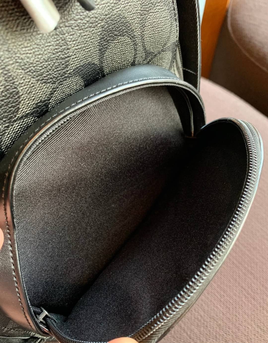 COACH CHARLES PACK IN SIGNATURE ((39942)) กระเป๋าคาดด้านหลัง//หรือคาดอกด้านหน้า ตามความชอบเลยค่ะ หนังแท้สวย ด้านหน้ามีให้หนึ่งช่องซิปใส่มือถือลงไปได้ค่ะ ช่องหลักแบบซิปคู่ ภายในโล่งลึกใส่สัมภาระจำเป็นในชีวิตประจำวันได้เยอะเลยนะคะ;มีช่องโล่งให้ใส่ของจุกจิกอ