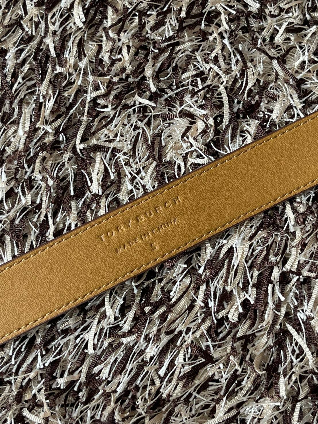 Tory burch t monogram jacquard belt เมื่อพูดถึงแบรนด์ระดับ Hi-end แล้วจะพลาดไม่ได้เลยกับแบรนด์ Tory Burch ที่ครองใจสายแฟชั่นมาโดยตลอด กับหัวเข็มขัดสัญลักษณ์ Double T ที่ได้รับความนิยมสูง มีการดีไซน์หัวเข็มขัดเป็นทองเหลืองเพื่อให้มีความโดดเด่นมากขึ้น ลวดลา