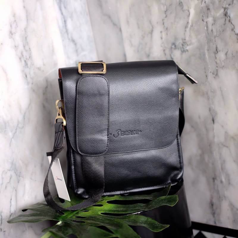 😎เอาใจหนุ่มๆบ้างค่า สำหรับ messenger bag หนังดี มากๆเลยน้า ลายหนังชัดสวย ใบนี้จากแบรนด์ Berke ตัวกระเป๋าขนาดกำลังดีเลยคะ สีดำด้านสวยมาก คลาสสิคสุดๆ มีช่องแบ่งเก็บของหลายช่องเป็นสัดส่วนมากๆคะ น้ำหนักเบา จุของคุ้ม สายยาว ปรับได้ free size สามารถสะพา
