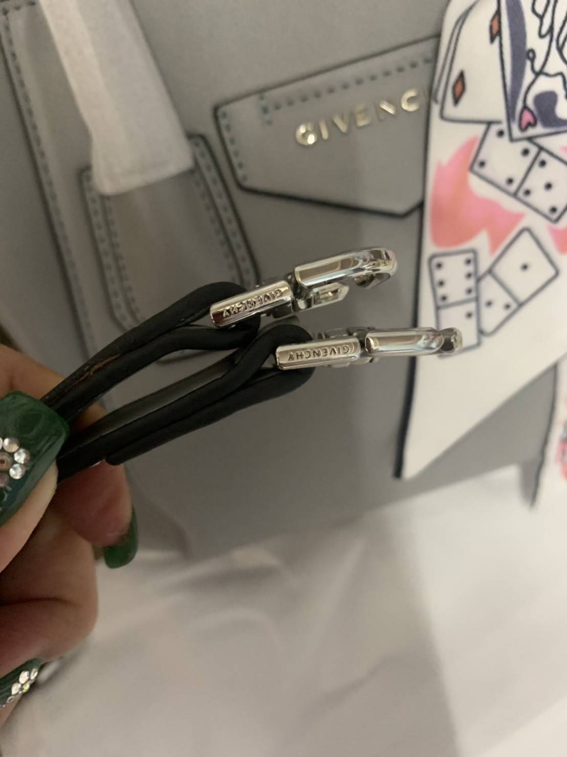 Givenchy Antigona Soft Small Leather Bag เข้ารอบใหม่ ราคาดีต่อใจ .. ไม่มีไม่ได้แล้ว! กระเป๋ารุ่น Iconic อย่าง Antigona Soft รุ่น "Classic" **มาพร้อมผ้าผูกโบว์ น่ารักมากมาย ประดับด้วยสัญลักษณ์ของแบรนด์ Givenchy ด้านหน้า **อะไหล่เงิน ไอเท็มยอดฮิตท