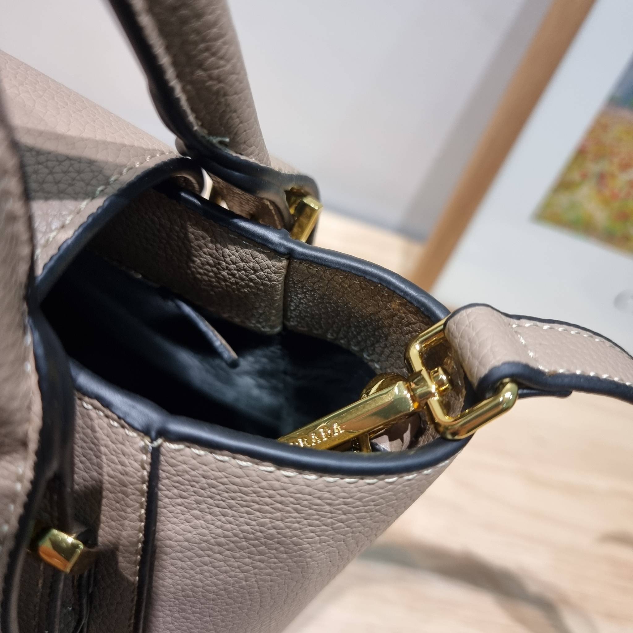 PRADA Saffiano leather bag / Prada leather bag กระเป๋าถือ/สะพายล่าสุด ที่ดีไซน์เรียบหรู สวยคมชัด เต็มไปด้วยดีเทลน่าใช้ สายคล้องไหล่ที่สามารถถอดออกได้