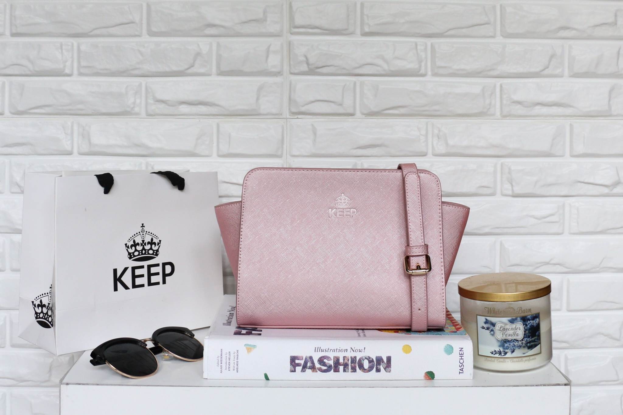 รุ่นใหม่ล่าสุดเลยห้ามพลาดน๊า !!! สาวๆ ที่กำลังหากระเป๋าเสะพาย เบาๆ ดีไซด์เก๋ๆ ขนาดกำลังดี แนะนำใบนี้เลยน๊า จากแบรนด์ KEEP =>> ตัวกระเป๋า เป็นหนัง saffiano ตัวเดียวกันกับ prada เลยค่า =>> น้ำหนักเบา จุเยอะ ดีไซด์ ทันสมัย เข้าได้กับทุกชุด =>&