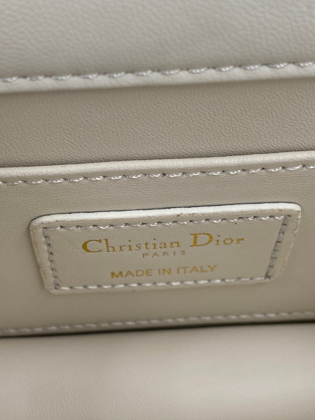 Mini Dior Ange Bag Macrocannage CD clasp with white resin pearl กระเป๋าถือพร้อมสายสะพาย ประดับตัวล็อคมุก สวยงามเหนือกาลเวลา เกรดออริ 1:1 ใช้งานต่างประเทศได้