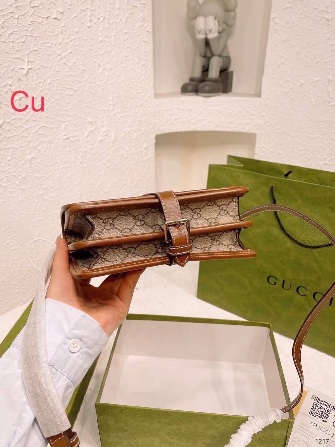 Gucci Mini shoulder bag with Interlocking G กระเป๋าสะพาย อีกหนึ่งในสัญลักษณ์ที่สำคัญของแบรนด์ วัสดุแคนวาสโมโนแกรมสวยงาม ภาพถ่ายจากงานขายจริง ใช้งานต่างประเทศได้