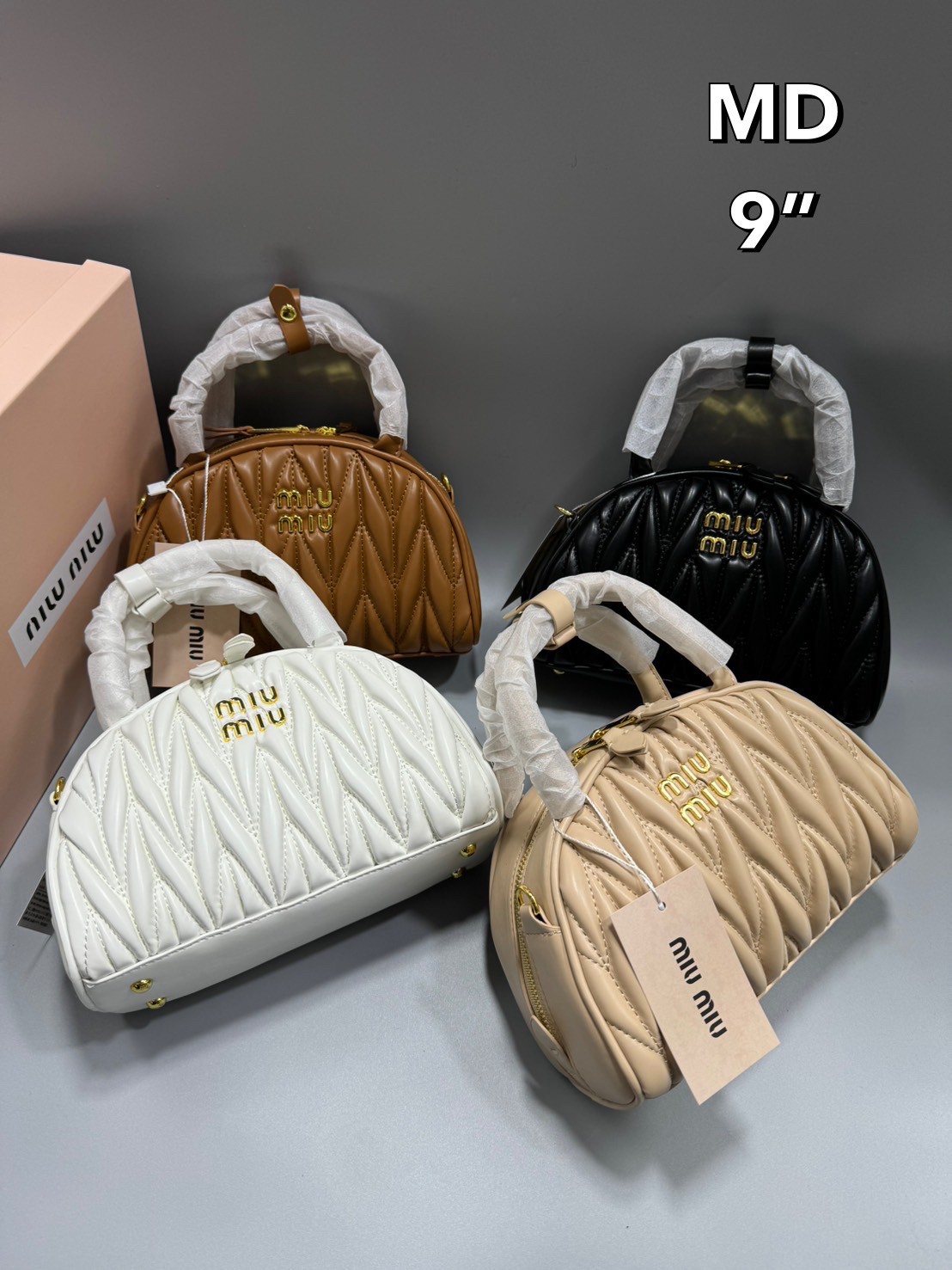 MIU MIU Dumplings leather bag กระเป๋าถือ/สะพายสุดชิค ดีไซน์เพิ่มดีเทล ด้วยการเดินด้ายเป็นเอกลักษณ์ สวยดูแพง ดีไซน์เรียบแต่มากมีอยู่จริง สวยดูแพง แมทชุดได้ง่ายสุด มินิมอลมินิใจ หูจับในตัวง่ายและสะดวกพกพา