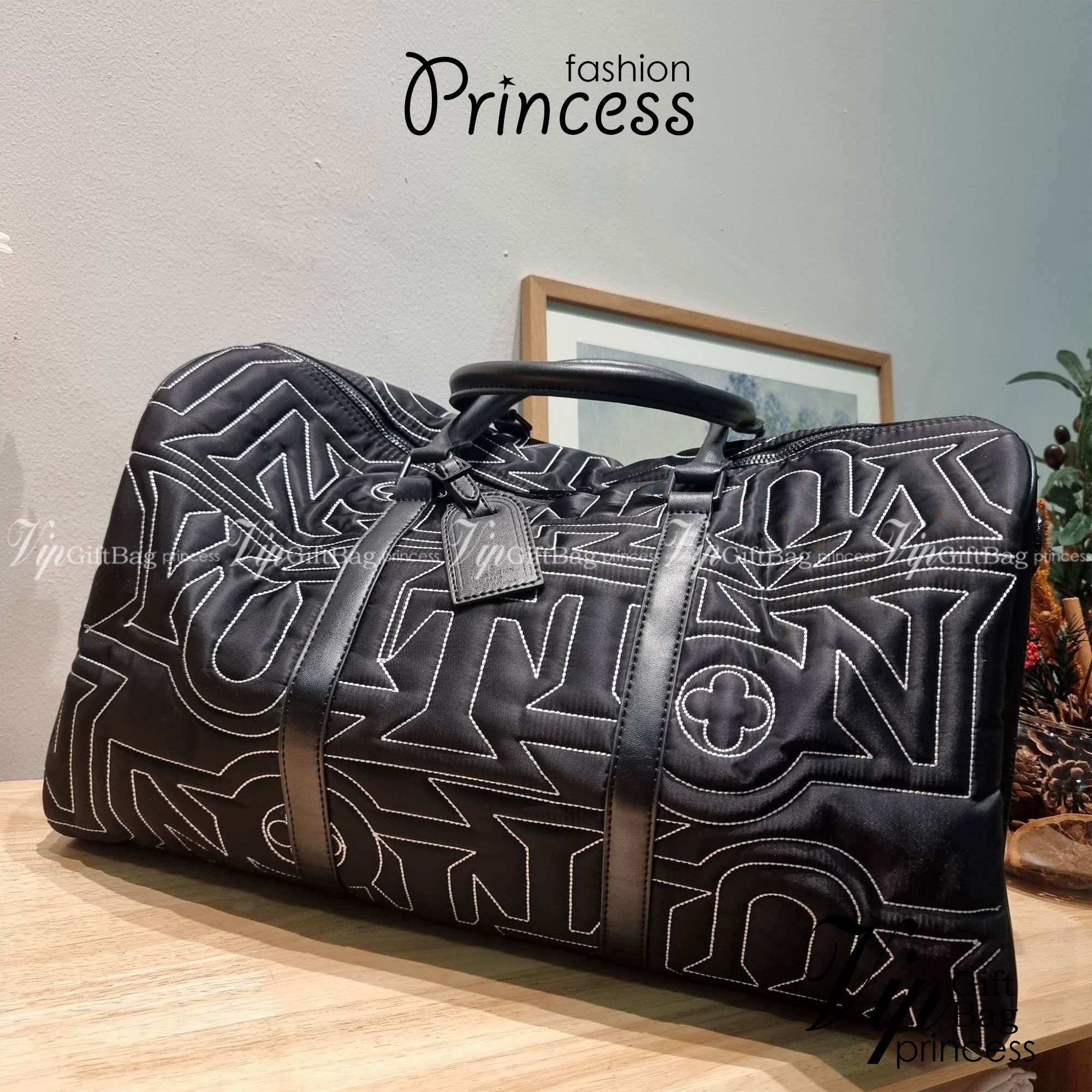 LV KEEPALL 50B SNOW BAG กระเป๋าเดินทางสุดคลาสสิค ประจำฤดูกาล Winter 2022 สไตล์สปอร์ต ทึ่ใครๆก็เฝ้ารอ ไอเท็มที่จะทำให้การเดินทางไม่ธรรมดาอีกต่อไป ด้วยดีเทลความเป็นเอกลักษณ์ เรียบแต่หรู ดีไซน์ลายปักความเป็นเอกลักษณ์ผสาน ลวดลายโมโนแกรมฟลาวเวอร์ ลงบนผ้าไนลอนร