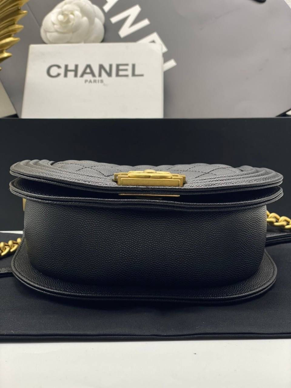 Chanel small boy messenger bag black caviar / Chanel 22A Boy 8" เกรดออริจินัล กระเป๋าสะพายทรง BOY Half Moon จากคอลเลคชั่น 22A รูปทรงโค้งเป็นตัว U ไซส์เล็ก หนังคาเวียสีดำ อะไหล่ทอง สวยเก๋มากๆ เลยค่ะ สายยาวสะพาย crossbody ได้นะคะ หรือจะทบสายแล้วสะพายแบ