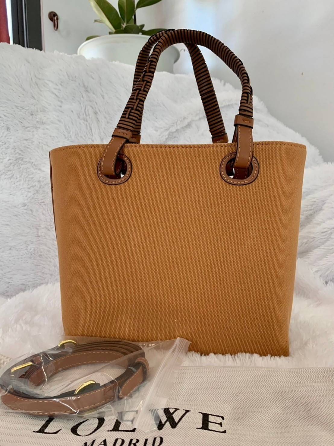 Loewe Anagram leather canvas tote bag / Loewe Tote Bag กระเป๋าโท้ทน้องใหม่ วัสดุทำจากหนังแคนวาส ใช้งานทนทาน ออกแบบมีสายสะพายไหล่และหูหิ้ว เรียกว่าใช้งานได้แบบ 2 in1 งานสวยล้ำ ไม่ซ้ำใคร ปักโลโก้ Anagram ที่ด้านหน้า เปิด-ปิดด้านบนด้วยเชือกผูก ด้านในมีช่องสำ