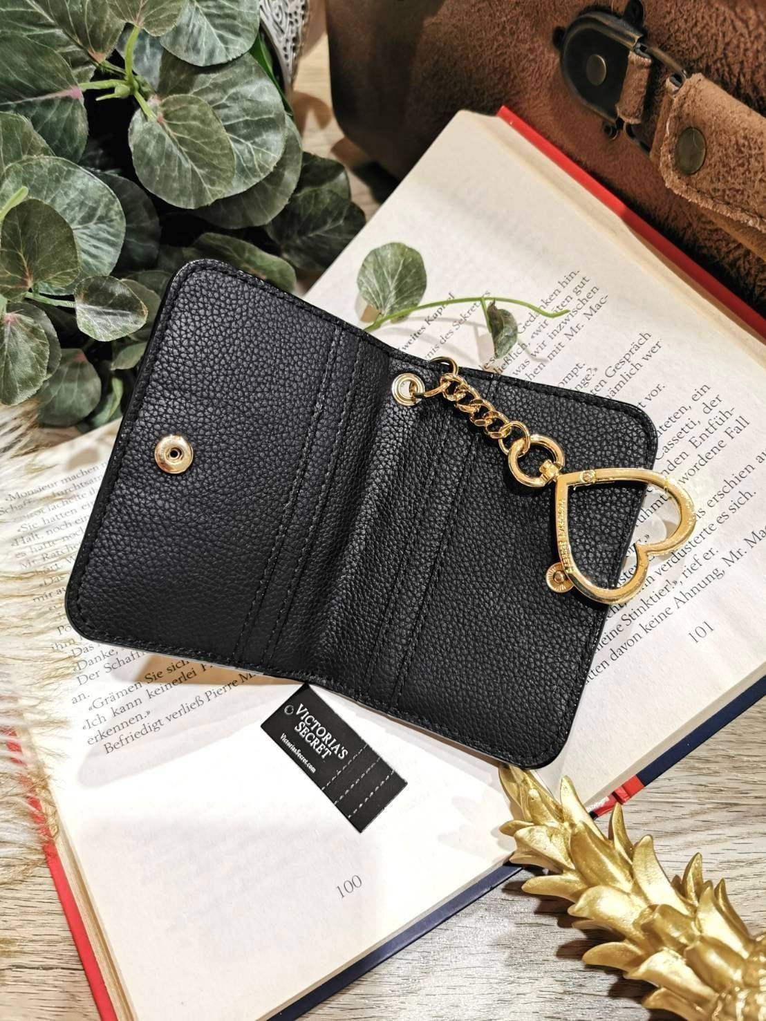 VIP 】พร้อมส่งความน่ารัก! NEW! VICTORIA'S SECRET MINI WALLET KEYCHAIN VIP GIFT WITH PURCHASE (GWP) จาก Victoria's Secret Factory วัสดุหนังคาร์เวียร์ขึ้นลายริ้วสวยอยู่ทรง ด้านหน้าประดับโลโก้แบรนด์อะไหล่ทองสวยหรูดูดี เปิดปิดด้วยกระดุม ภายในมีช่องใส