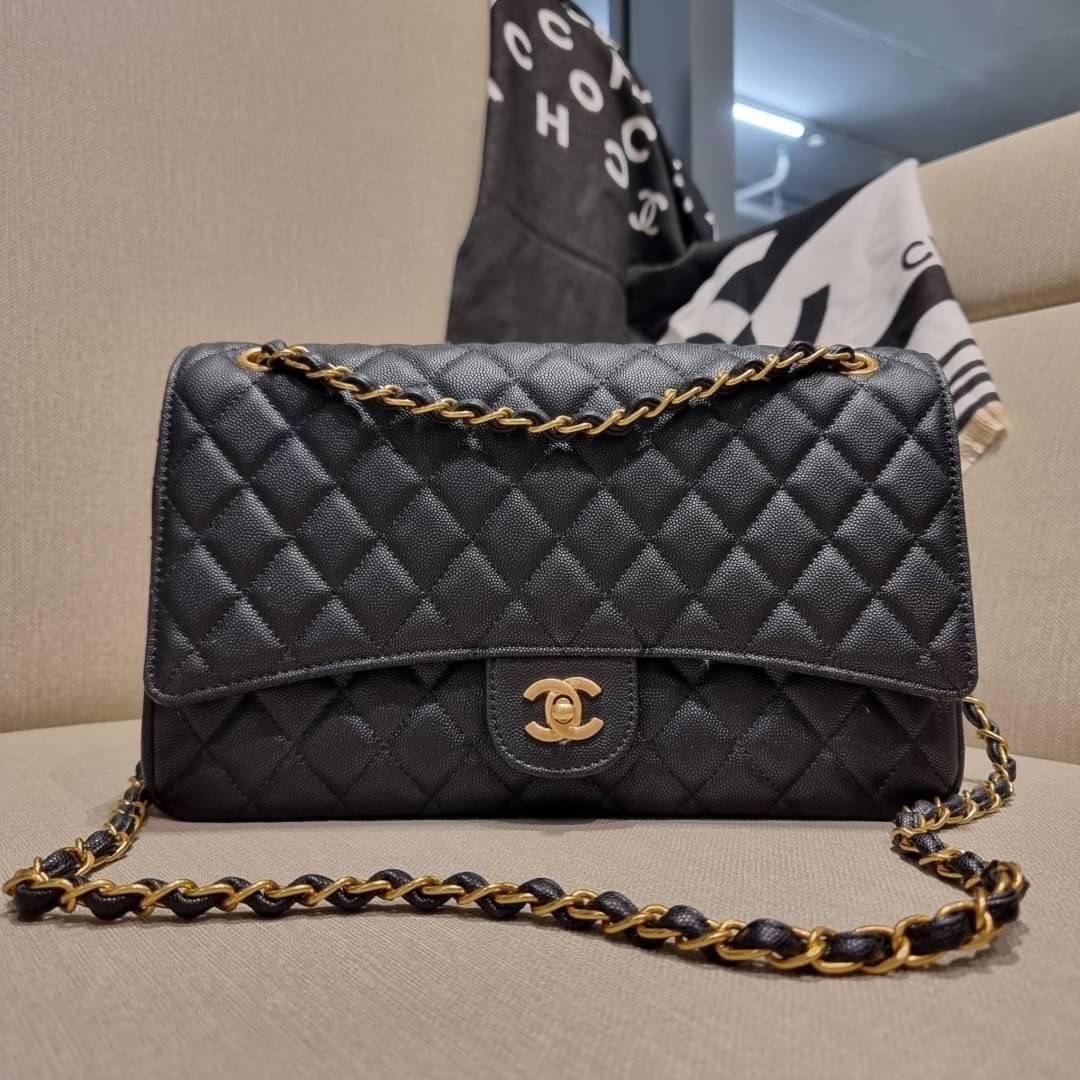 VIP 🥂 CHANEL LARGE CLASSIC JUMBO HANDBAG RARE ITEM!! CHANEL GIFT BOX SET สุดหรูชวนให้สะสมกันอีกแล้วหนึ่ง สุดยอดเดอะเบสท์ไอเท็ม พร้อมเสิร์ฟครบชุด สุดคุ้ม จัดให้กับกระเป๋ารุ่นคลาสสิคฮิตตลอดกาล ใบใหญ่จุแบบสุดๆ พร้อมกับผ้าคลุมไหล่ผืนใหญ่ ผ้าวูลนุ่มสุด