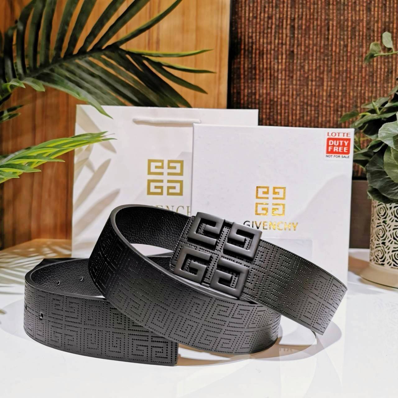 Givenchy Logo Leather Belt VIP Gift With Purchase (GWP) พรีเมี่ยมกิ๊ฟ Limited Edition จาก GIVENCHY PARFUME DUTYFREE วัสดุ Calfskin สีดำปั๊มลายแบรนด์สวยหรูดูดี หัวเข็มขัดโลโก้แบรนด์ 3D สายปรับระดับได้ ดีไซน์คลาสสิคเข้ากับทุกลุ๊คไม่มีเอ้าท์ ใช้ได้ทั้งชายและ