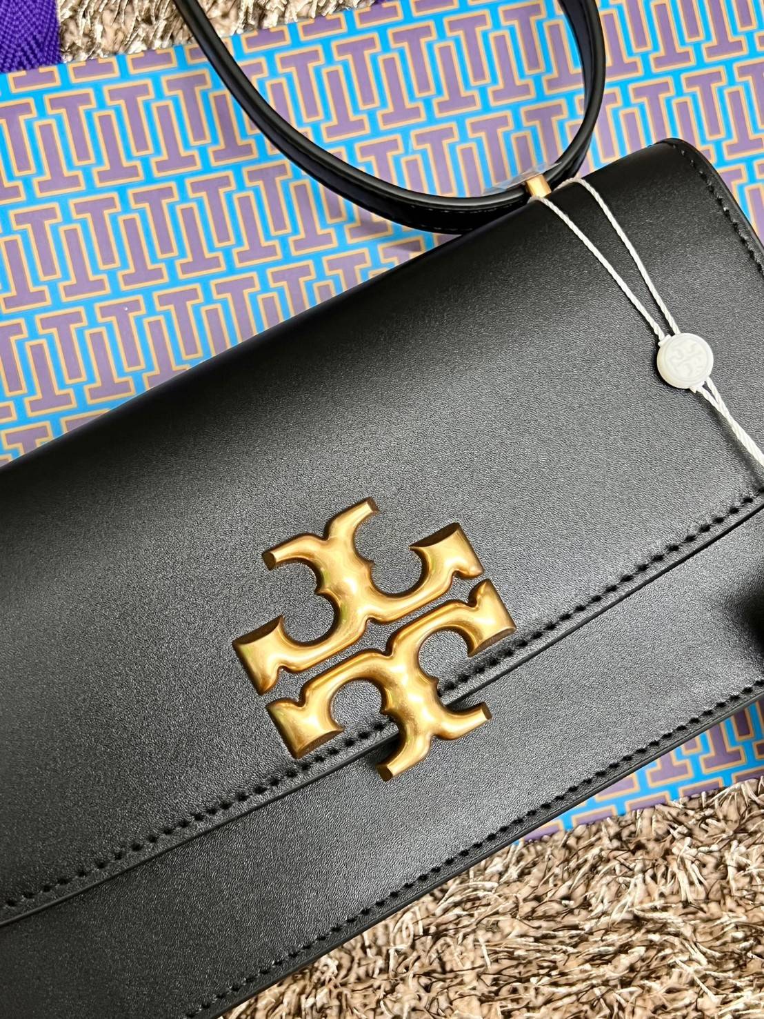 TORY BURCH ELEANOR CONVERTIBLE SHOULDER BAG ((89644)) รุ่นใหม่ สวยตามคนดังเซเลบกันเลยค่า! พร้อมส่ง ห้ามพลาดก่อนหมด ต้องมีติดตัวสักใบค่า กระเป๋าหิ้ว//คล้องไหล่ หรือสะพายข้างได้ หนังแท้เรียบ ผิวลื่น หรูมากๆสำหรับรุ่นนี้ เปิด-ปิดกระเป๋าแบบแม่เหล็กโลโก้แบรนด์