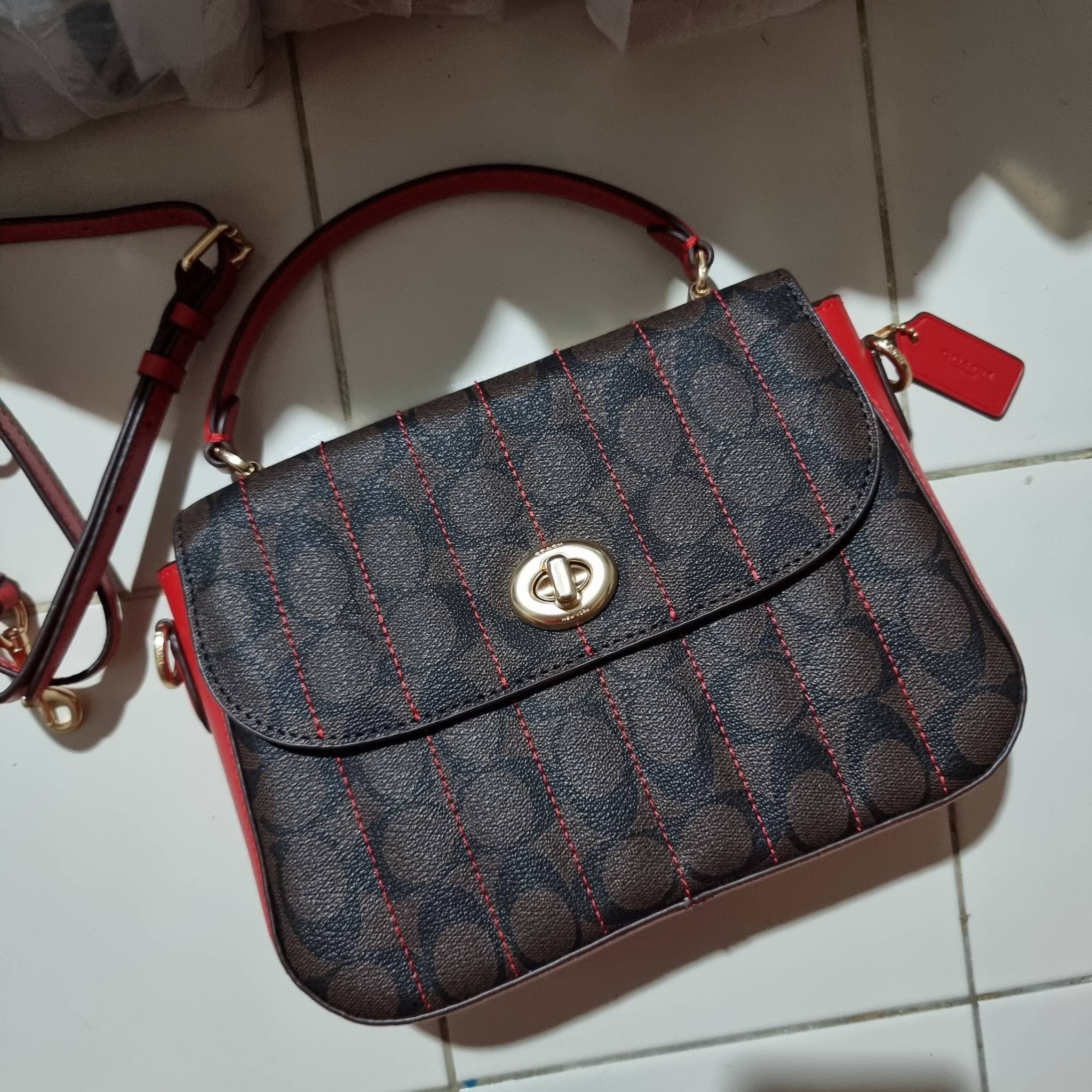 OUTLET 】COACH C5645 MARLIE TOP HANDLE SATCHEL IN SIGNATURE CANVAS WITH QUILTING ดีไซน์ใหม่ กระเป๋าถือ/สะพายข้าง ออกแบบมาไม่เหมือนใคร โดดเด่นด้วยการเย็บบุหนัง โชว์ดีเทลลายเส้น ตกแต่งโลโก้ด้านข้างอะไหล่ทอง วัสดุหนังแคนวาสสลับหนังแท้ เปิด-ปิดด้วยตัวล็อคแน่นห