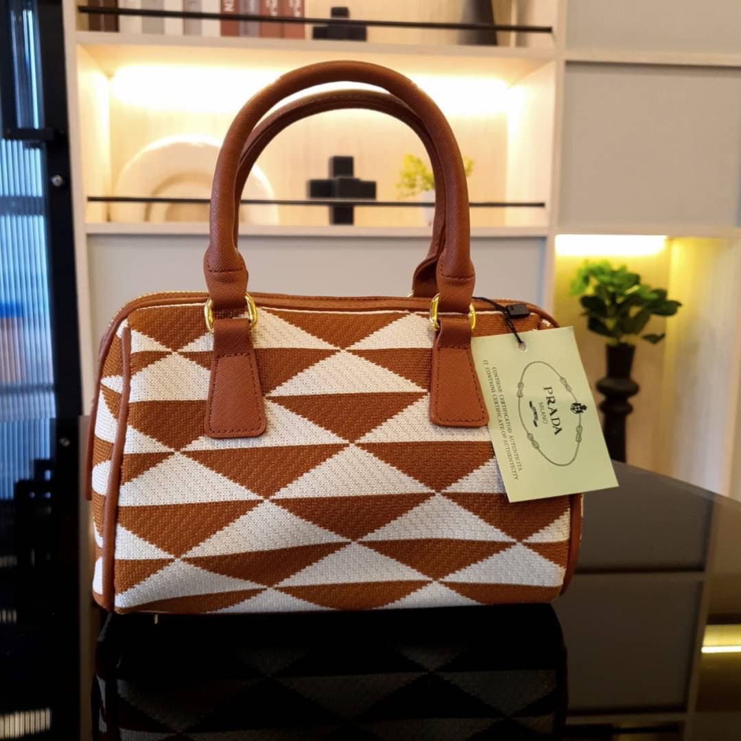 Prada Symbole Embroidered Fabric Top-handle Bag พร้อมส่งรุ่นใหม่ มาแรง จากแบรนด์ Prada กับทรง หมอนอยู่ทรงสวย สาวๆห้าม