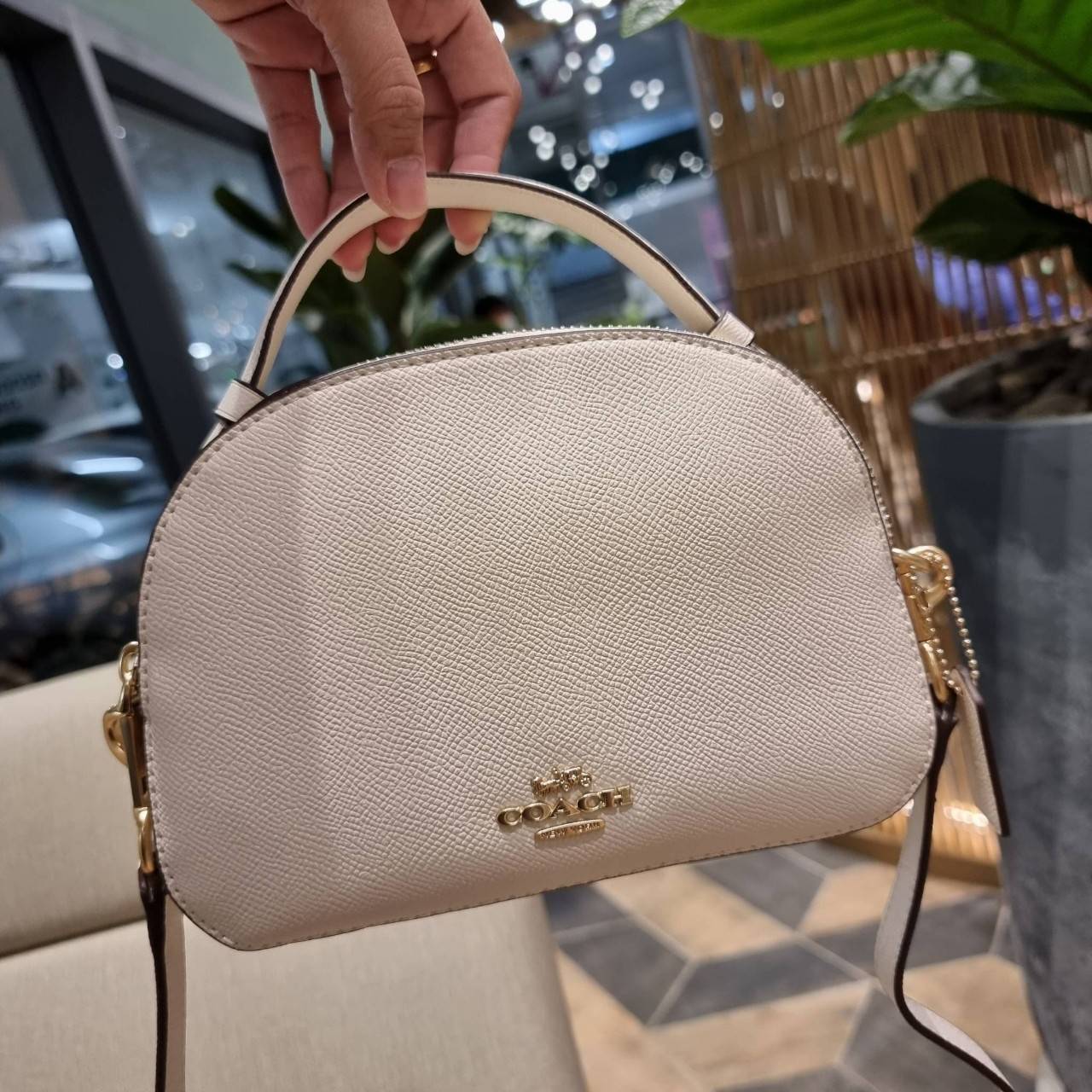 COACH 1589 SERENA SATCHEL กระเป๋าสะพายคอลเลคชั่นยอดฮิต ดีไซน์ลุคผู้ดี ต้องยกให้น้องใบนี้เลย!! จัดสีคุณหนูมาให้ สวยตาแตก!! วัสดุหนัง crossgrain ทนทาน เปิด-ปิดด้วยซิป 2 ช่องหลัก ภายในเป็นช่องโล่ง เก็บของได้แบบสบายๆ ใส่มือถือได้ทุกรุ่น สามารถหยิบไปแมทช์ได้ง่