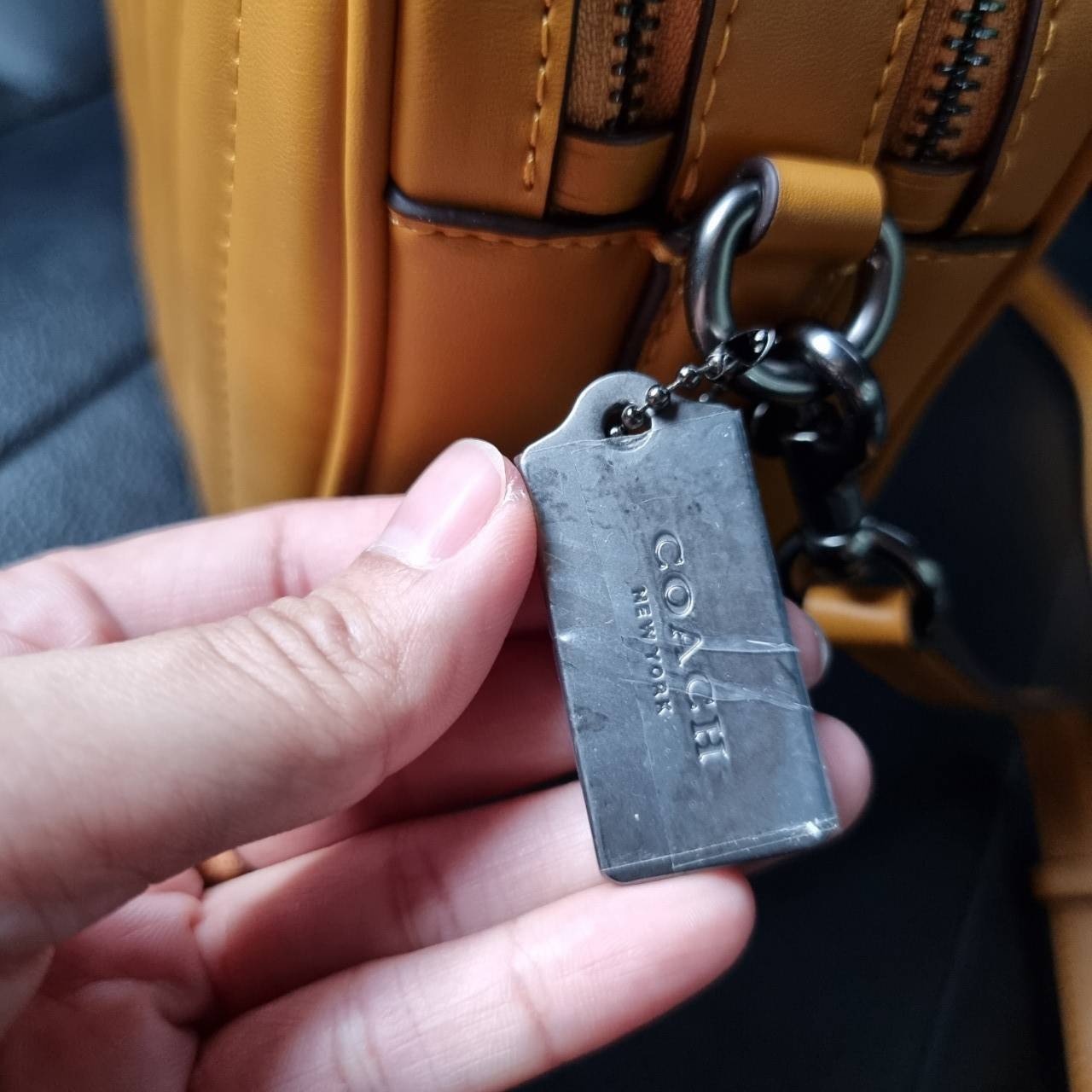 COACH C1569 JES CROSSBODY WITH LINEAR QUILTING ใหม่ล่าสุด!! กระเป๋าสะพายข้าง รุ่น 2 ซิป ใบใหญ่จุใจ ดีไซน์ใหม่ เพิ่มลูกเล่นให้ดูหรูหรายิ่งขึ้น วัสดุหนังสังเคราะห์บุเป็นลายเส้นสวยงาม เปิด-ปิดด้วยซิป 2 ช่องหลัก ใช้งานง่าย ทรงสวยมากๆรุ่นนี้ มาพร้อมสายสะพาย cr