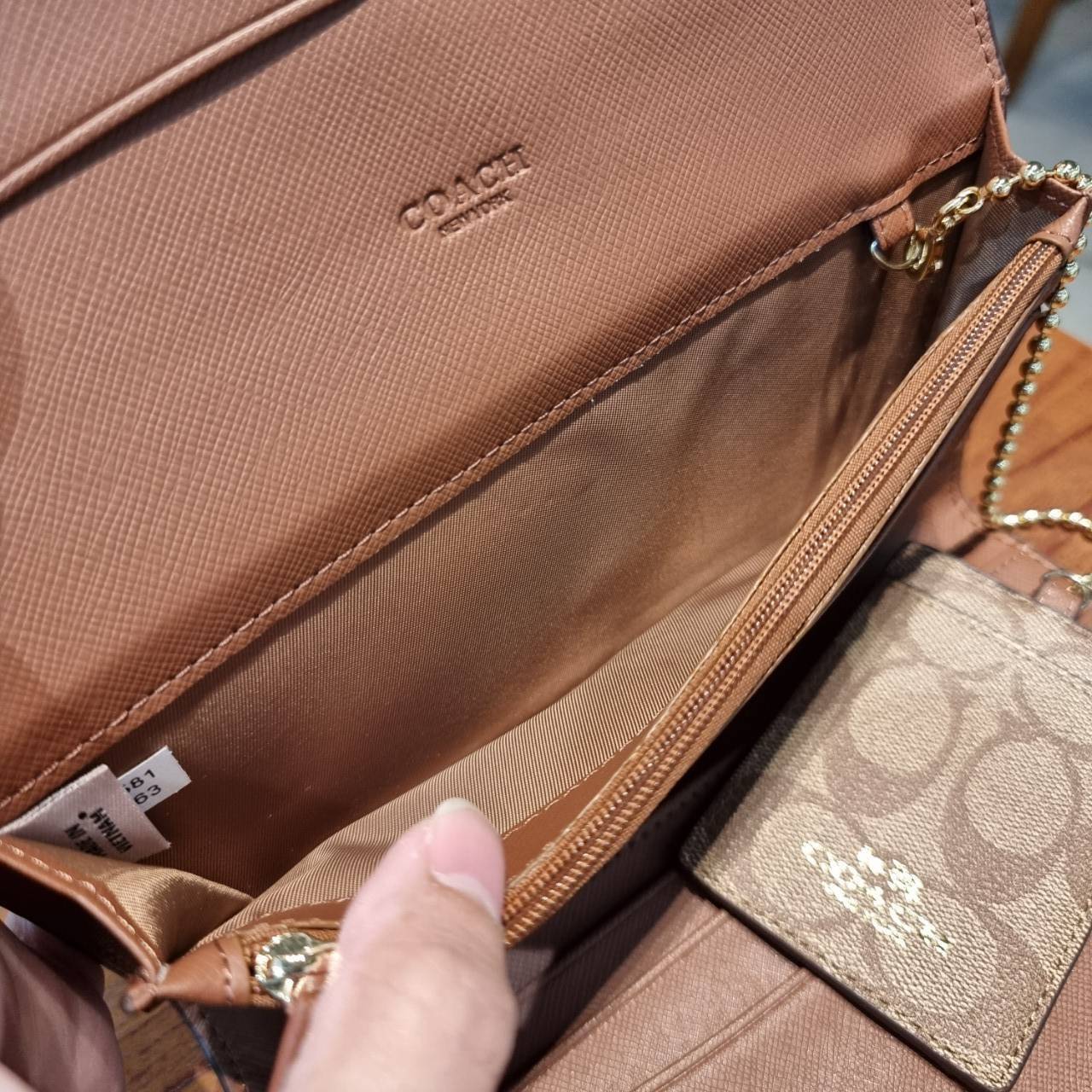 COACH F53763 TRIFOLD WALLET IN SIGNATURE กลับมาแล้วจ้า!! รุ่นขายดี!! 💓 ดีไซน์ใหม่ กระเป๋าสตางค์ใบยาว แถมที่ห้อยใส่บัตรแยกให้ (ถอดออกได้) น่ารักมากๆ ใช้งานง่าย เปิด-ปิดด้วยกระดุม ภายในใส่ธนบัตร ใส่บัตรได้เยอะ ใส่มือถือได้ไปอีก!! จุใจสุดๆ บอกเลยว่าใ