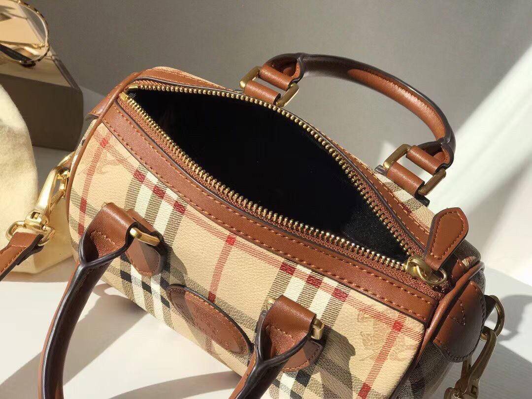 Burberry bag Crossbody Bag Vip Gift with Purchase (GWP) พรีเมี่ยมกิ๊ฟ Limited Edition จาก BURBERRY PERFUME