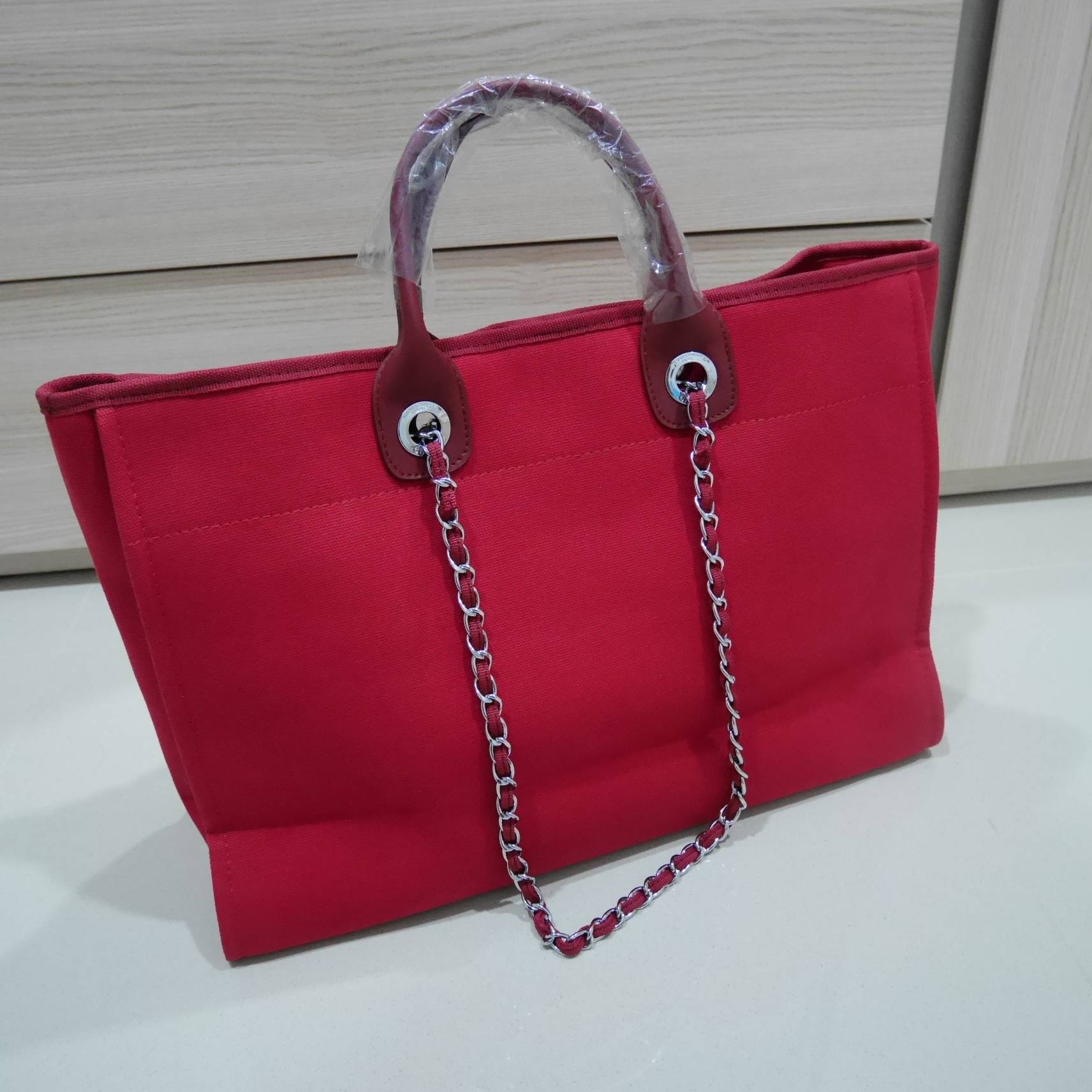 งานพรีเมี่ยมกิ้ฟ จากเคาเตอร์ต่างประเทศนะคะ 🎈 How Cute! 🎄🎄 รุ่นใหม่ล่าสุด!! ที่สาวๆรอคอย Chanel tote canvas bag จากงานพรีเมี่ยม VIP GIFT รุ่นดังเลยค้า รุ่นนี้เป็น กระเป๋าผ้า canvas ไซส์ใหญ่อลัง บอกเลยว่า **งานดีที่สุด ตัวกระเป๋า สัม