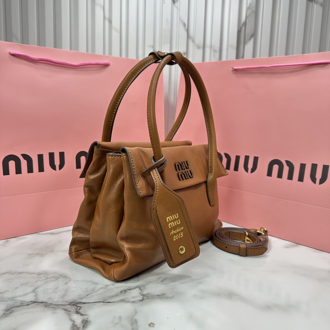 ORI หนังแท้ | Miu Miu Solitaire leather bag กระเป๋าสะพายทรงโท้ทโฮโบ เรียบง่าย เรียบหรูดูลัคชูสุดๆ สวยก่อนใครกับคอลใหม่ล่าสุดตัวแม่ตัวมัมไม่ควรพลาด จะของได้เยอะ ขนาดสะพายกำลังสวย สะพายไปทำงาน ไปเรียน ไปเที่ยวได้หมด ครบจบในใบเดียว