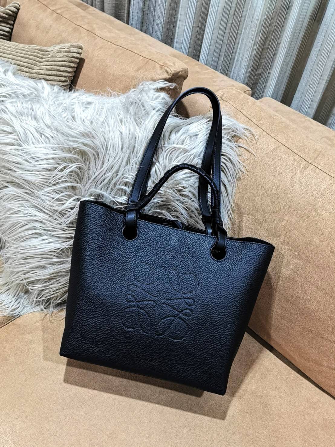 พร้อมส่งความสวย! Super Rare! ห้ามพลาด!✴️ LOEWE HANDLE & SHOULDER BAG VIP GIFT WITH PURCHASE (GWP) กระเป๋าหนังแท้พรีเมี่ยมกิ๊ฟ Limited จาก LOEWE PERFUME DUTYFREE รุ่น Rare items สุดๆวัสดุหนังแท้ Lambskin แบบนิ่มเทคเจอร์สวยดีไซน์สุดหรูคงเอกลักษณ์แบรน