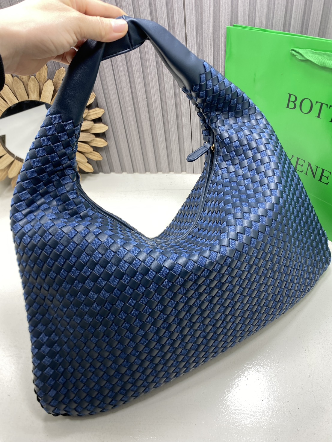 BOTTEGA Large Hop Shoulder Bag 48cm / BOTTEGA Hobo Bag กระเป๋าสะพายไหล่ใบใหญ่ จุของได้เยอะมาก ดีไซส์สานเป็นเอกลักษณ์สวยงาม