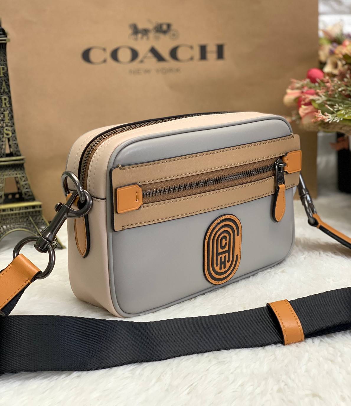 COACH ACADEMY CROSSBODY IN SIGNATURE WITH VARSITY ZIPPER ((768, 960)) พร้อมส่งที่ไทยอีกครั้ง! ได้ไปหลงรักแน่นอนค่ะ😘 กระเป๋าสะพายครอสบอดี้ร์ของคุณผู้ชาย((สาวหล่อใช้ก็สวยทีเดียว)) หนังแท้อย่างดี หนังนิ่มมือดีค่ะ