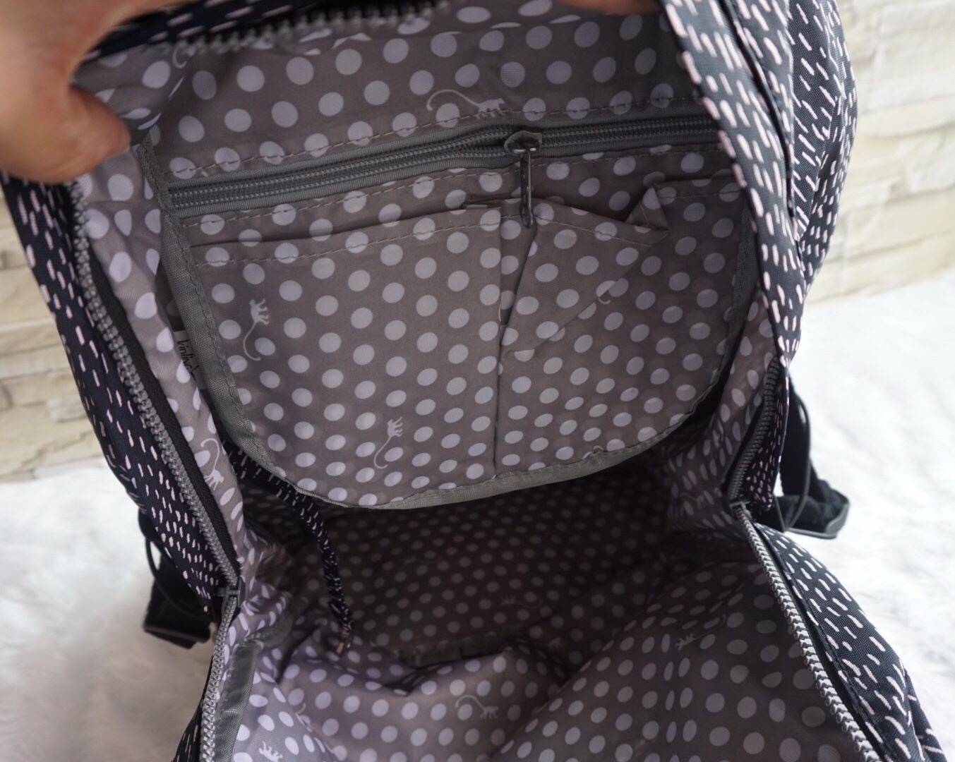 KIPLING BACKPACK K502 กระเป๋าเป้สะพายใบใหญ่ จุของได้เยอะมากๆ วัสดุ nylon + polyestor% กันน้ำ ด้านหน้ามี ช่องใส่ของจุกจิก ช่องซ้ายขวา ช่องหลักเปิดปิดด้วยซิป ภายในแบ่งเป็นสัดส่วย มีช่องแยกใส่ Laptop ใบขี้ขะได้เยอะ จะใช้ไปเรียน ไปนิมหรือท่องเที่ยวก็ตอยโจทย์ค