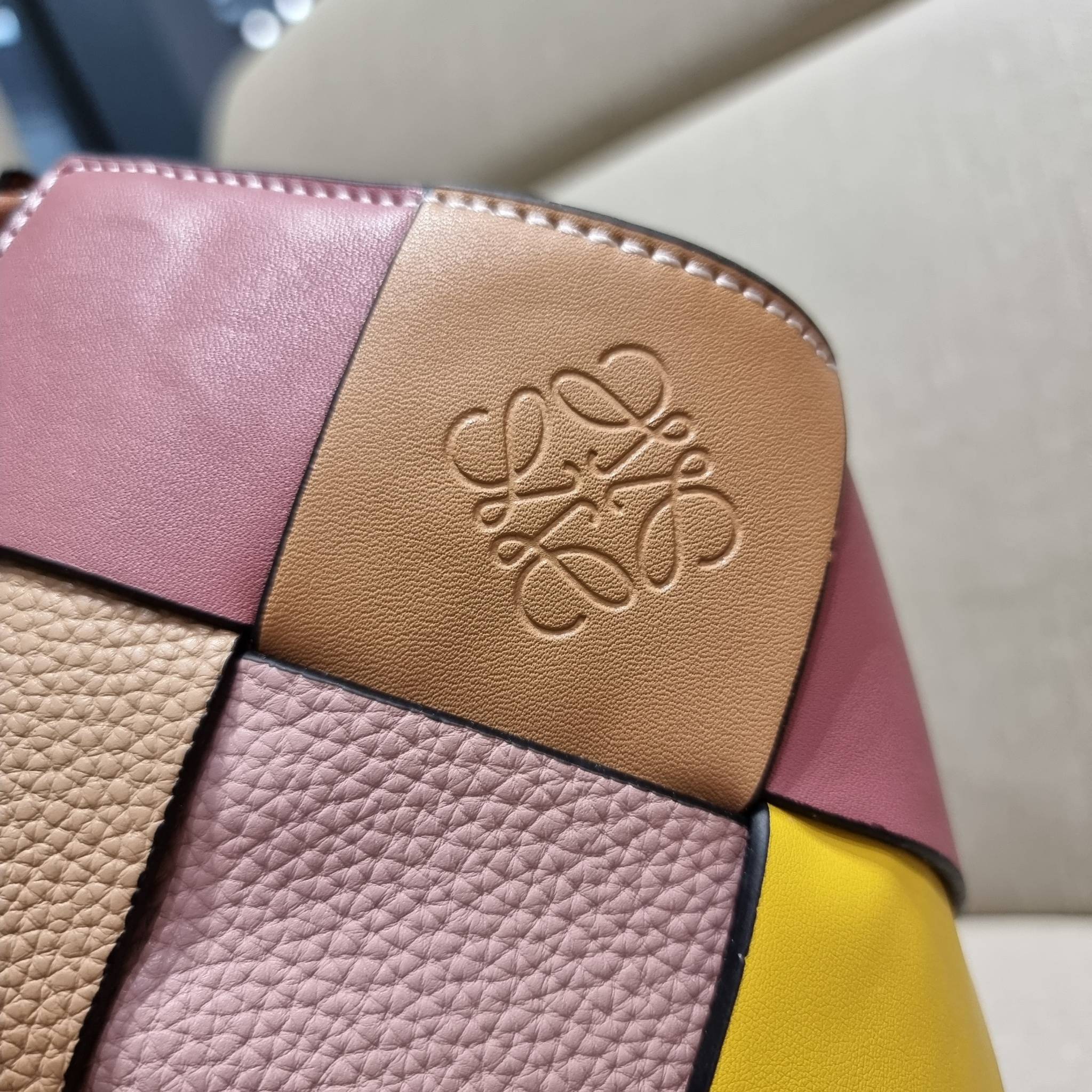 LOEWE SURPLUS LEATHER WOVEN BASKET BAG IN CLASSIC CALFSKIN ใหม่ล่าสุดและสวยที่สุด กระเป๋าสะพานที่ถักทอด้วยความปราณีต โดดเด่นด้วยสีที่จับมาคอนทราสได้ลงตัว ใบใหญ่จุได้แบบเน้นๆ วัสดุหนังวัวแท้เต็มใบ หรูเลิศ ปากกระเป๋ามีสายหนังสำหรับผูกรวบปากกระเป๋า ภายในโล่ง