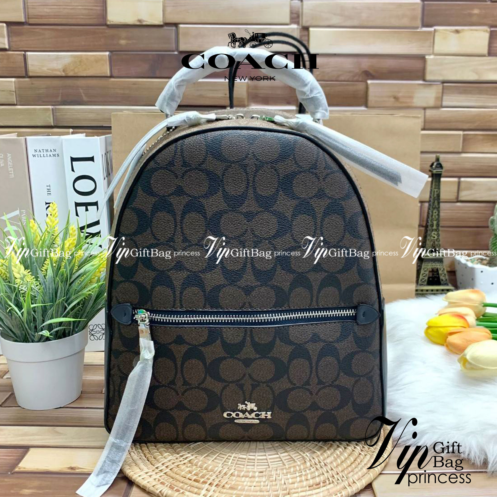 COACH JORDYN BACKPACK IN BLOCKED SIGNATURE ((76622//76624//76715)) พร้อมส่ง กระเป๋าสะพายหลังแบบมีหูหิ้ว หนังแท้ หนังนิ่มอย่างดีเลยค่า ด้านหน้ามีช่องซิปหนึ่งช่องสำหรับใส่ของจุกจิกนะคะ เปิดปิดช่องหลักแบบซิปคู่ หัวซิปมีหนังห้อยมาให้ ภายในกระเป๋าโล่งใส่สัมภาร