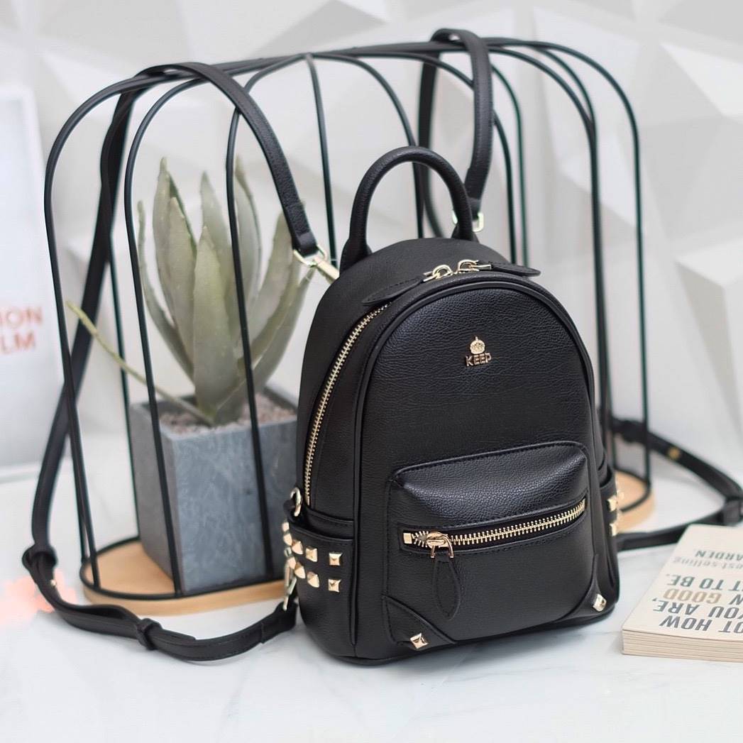 รุ่นใหม่ล่าสุด งานสวยมากๆ การันตีเลย จาก แบรนด์ KEEP รุ่น Duo Sister backpack 🎒 >กระเป๋า หนังวัวแท้ฟอกนาโนเนื้อดี นิ่มมาก ลายหนังชัด ทนทานคะ >น้ำหนักเบา ดีไซด์ ทันสมัย เข้าได้กับทุกชุด >ภายในตัวกระเป๋ามีช่องเก็บของจุกจิก 2 ด้าน กว้าง บุด้