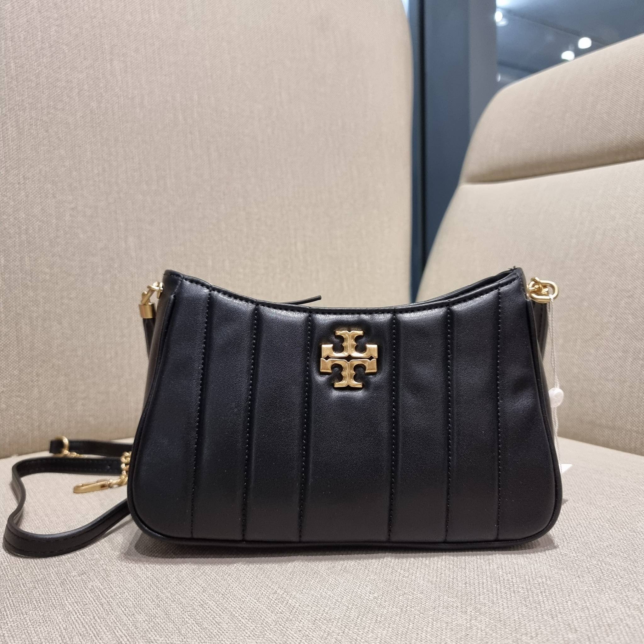TORY BURCH KIRA MINI BAG กระเป๋าสะพายทรงพอช ง่ายต่อชีวิต!! ดีไซน์บุนวม เส้นคมสวยหรู วัสดุหนังแกะ สัมผัสดีงาม นิ่มมือ เปิด-ปิดด้วยซิป ภายในเป็นช่องโล่ง มีช่องใส่บัตร ใส่ของสำคัญได้ครบถ้วน มาพร้อมสายคล้องไหล่ในตัว และสายสะพายครอส ปรับได้ตามสะดวก ใบจริงสวยคม