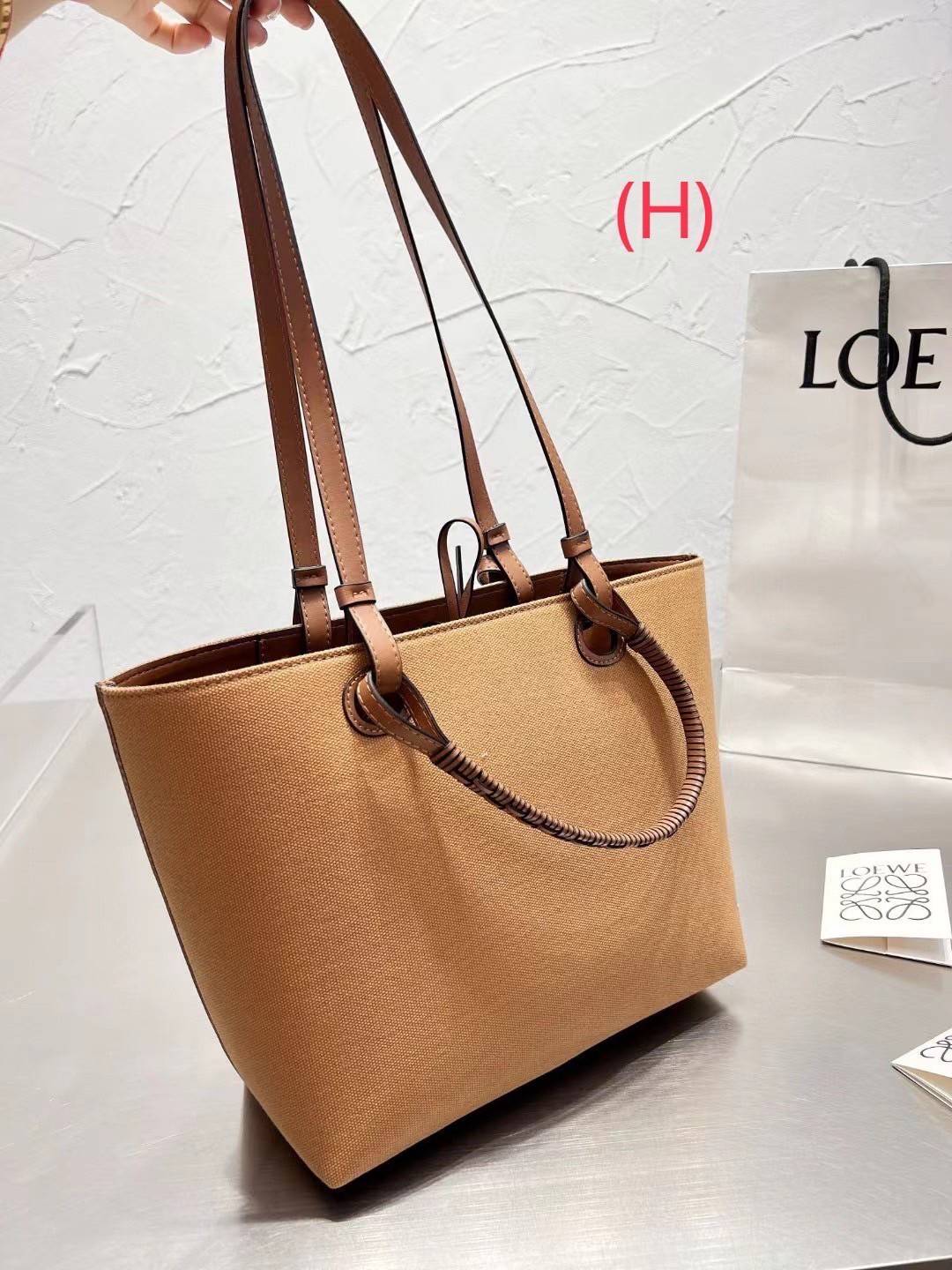 Loewe Jacquard Anagram Canvas Tote Bag / LOEWE HANDLE & SHOULDER BAG / Loewe Tote Bag กระเป๋าทรงโท้ทดีไซน์สุดหรูคงเอกลักษณ์แบรนด์ ภายในโล่งกว้าง ใบใหญ่กำลังดีจุสัมภาระได้เยอะ มาพร้อมหูหิ้วหนัง2แบบให้เลือกใช้ทั้งหูสั้นแบบหนังสานจับถนัดมือ และหูยาวสะพายไหล่