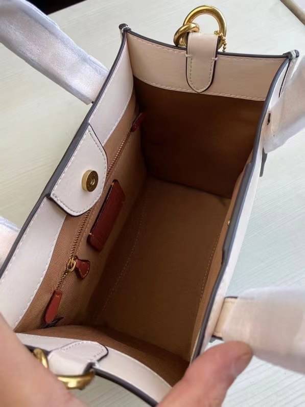 COACH Field Tote 22 In Signature Chambray C4692 คอลเลคชั่นใหม่ พร้อมส่งสีใหม่สุดปัง สวยคม ละมุนและมีความหรูในตัว กับกระเป๋าทรงโท้ท ไซส์กำลังสวย น่ารักน่าใช้ ฟังก์ชั่นการใช้งานสะดวกที่สุด มีทั้งสายคล้องในตัว และสายครอสบอดี้ วัสดุผ้า jacquard สลับหนัง pepbl