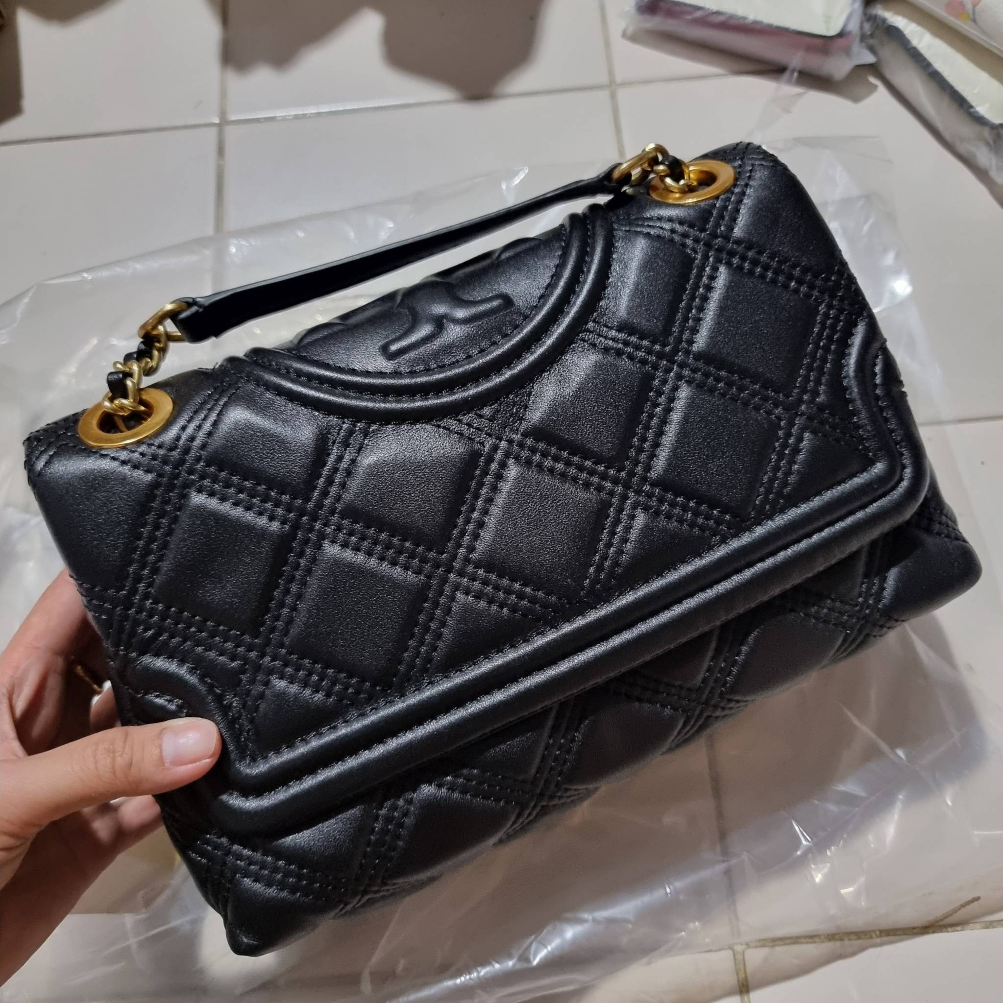 TORY BURCH FLEMING SOFT CONVERTIBLE SHOULDER BAG รุ่นหายากที่สาวๆตามหา มาพร้อมเสิร์ฟความสวยถึงบ้านไปเลยจ้า รอบนี้คัดสีสวยๆมาให้ได้ช้อปกันอย่างจุใจไปเลย กระเป๋าสะพายไหล่ หนังแท้นิ่มเต็มใบ สวยหรูดูแพง เปิด-ปิดด้วยตัวกดล็อคแน่นหนา สายสะพายในตัวปรับใช้ได้ 2 แ