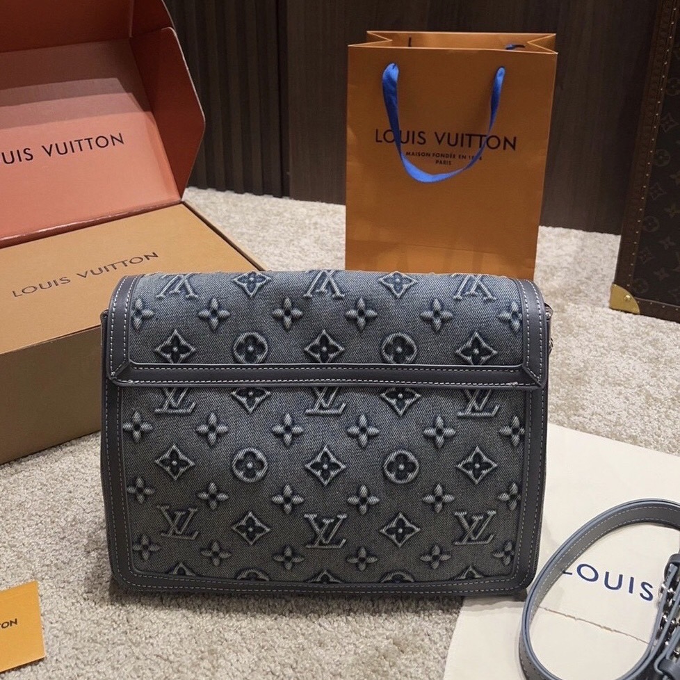LV Dauphine 30 Monogram Denim Bag กระเป๋าสะพายทรงสวยใบใหญ่คลาสสิกเดนิมซีดสไตล์วินเทจ ปั้มนูนโลโก้ลายโมโนแกรม ใหม่ล่าสุด ส่งท้ายปีแบบสุดหรู กับกระเป๋าสะพายลุคคุณนาย ในราคาจับต้องได้ สวยทุกมุมจริงๆ
