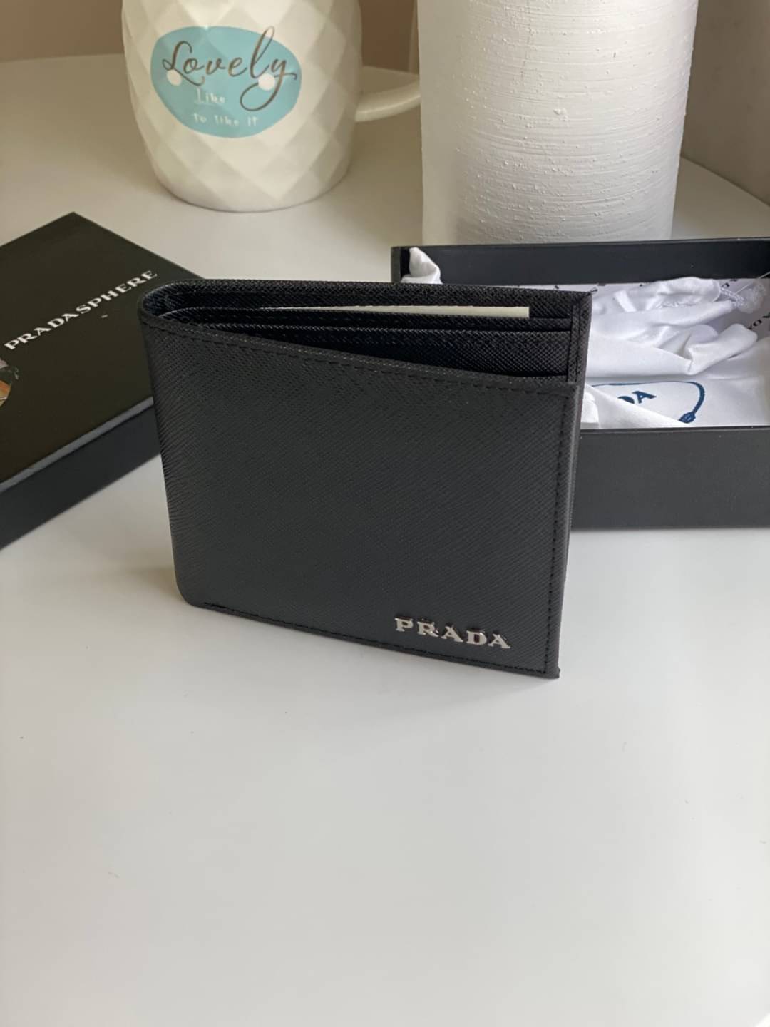 พรีเมี่ยมกิ๊ฟแท้ 100% 】PRADA SAFFIANO LEATHER BI-FOLD WALLET IN BLACK กระเป๋าสตางค์ผู้ชายใบสั้น