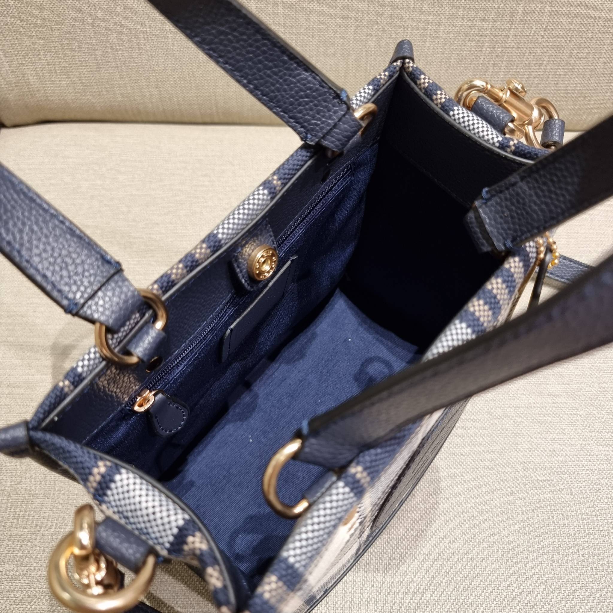 COACH C8198 DEMPSEY TOTE 22 WITH GARDEN PLAID PRINT AND COACH PATCH คอลใหม่สุดคิ้วท์ หวานๆใสๆ น่ารักชะมัด!! ดีไซน์ลายสก็อต เหมาะกับฟีลลิ่งปิคนิคเป็นที่สุด กระเป๋าทรงโท้ท ไซส์กำลังสวย ฟังก์ชั่นการใช้งานก็สะดวกที่สุด มีทั้งสายคล้องในตัว และสายครอสบอดี้ วัสด