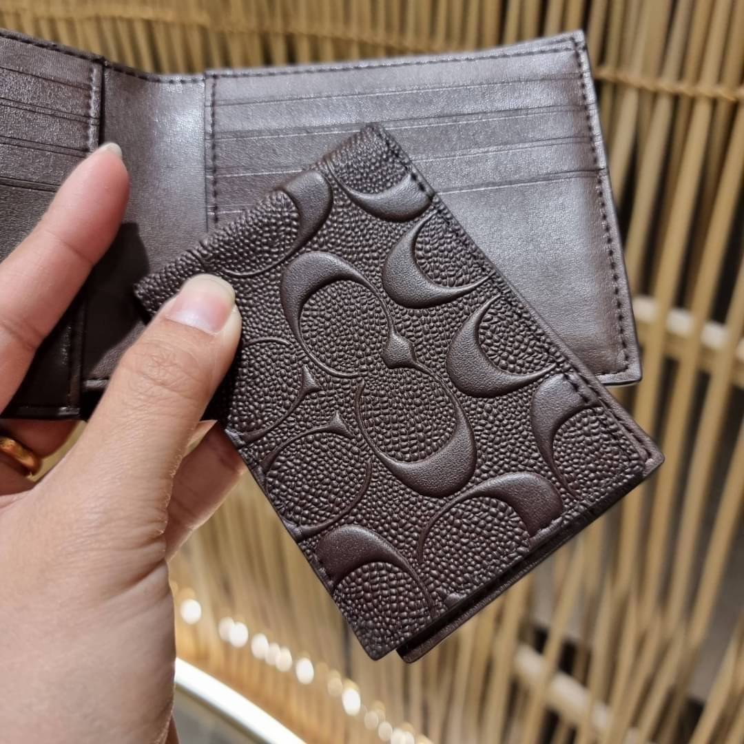 COACH 75371 COMPACT ID WALLET IN SIGNATURE CROSSGRAIN LEATHER กระเป๋าสตางค์ผู้ชาย ลาย c นูนเต็มใบ หนัง crossgrain อีกรุ่นที่ยอดขายไม่เคยตก 🤑🤑 ใบจริงดูผู้ดี ดูแพง!! ภายในมีช่องใส่บัตรได้เยอะ ใส่ธนบัตรได้ทุกใบ ซื้อให้คุณหนุ่มๆรับรองประทับใจไ
