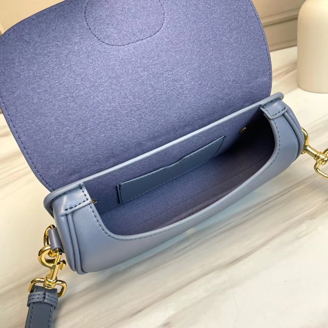 หนังแท้ DIOR BOBBY EAST-WEST BAG พร้อมส่งที่ไทย งานหนังแท้ทั้งใบเกรดออริจินอล ภาพสินค้าถ่ายจากงานขายจริง ใช้งานต่างประเทศได้ รุ่นใหม่ในฤดูกาลนี้ เพิ่มความทันสมัยให้กับซิลลูเอทของ Hobo ผ่านเส้นสายที่สง่างามและสัดส่วนที่กลมกลืนกัน สไตล์หนังลูกวัว โดดเด่นด้ว