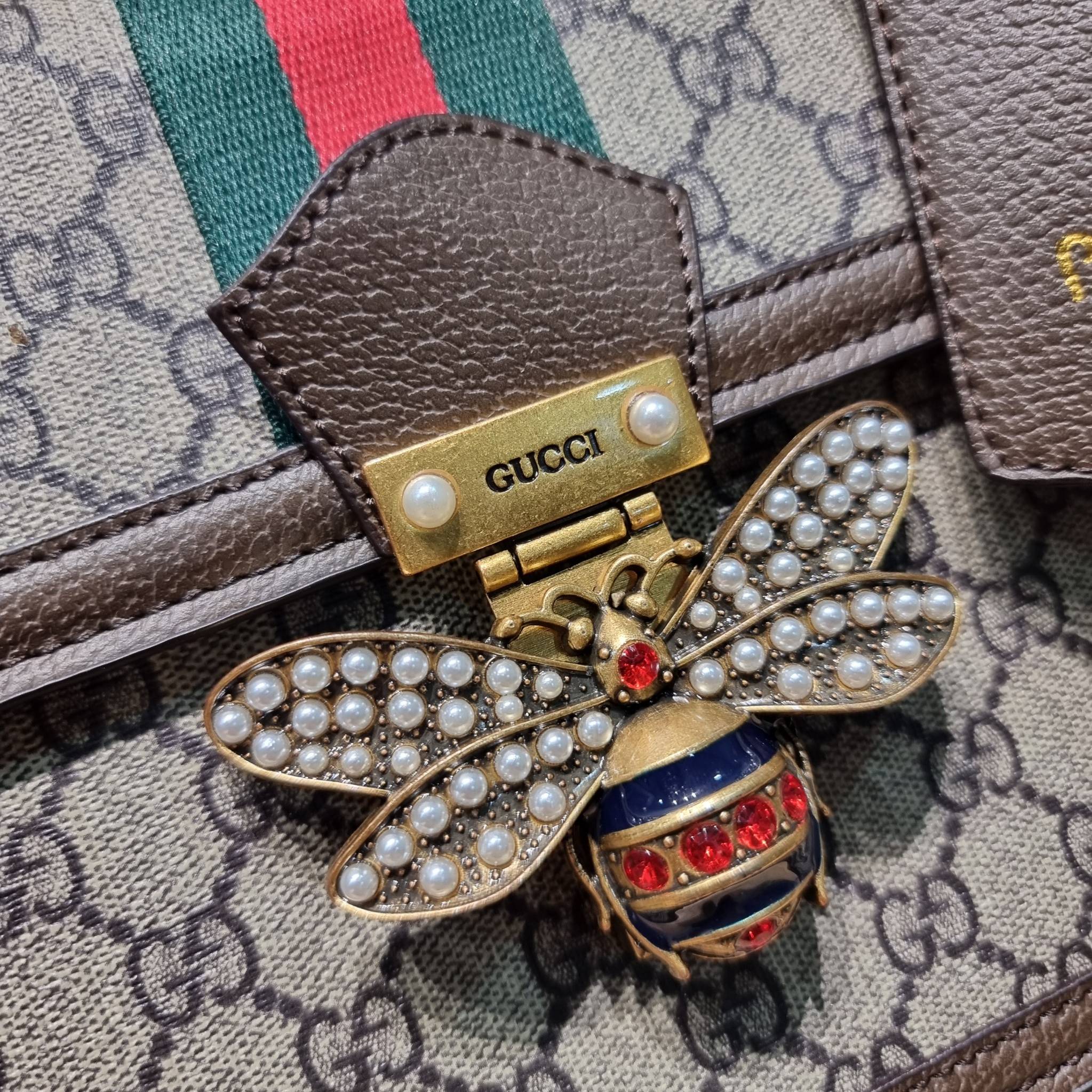 Gucci Queen Margaret Bee Bag / Gucci queen margaret crossbody handbag พร้อมส่ง กระเป๋าสะพายข้าง ดีไซน์สวย โดดเด่นไม่ซ้ำใคร เปิด-ปิดด้วยตัวกดล็อครูปผึ้ง พร้อมแท็กพวงหนังห้อยเก๋ๆ